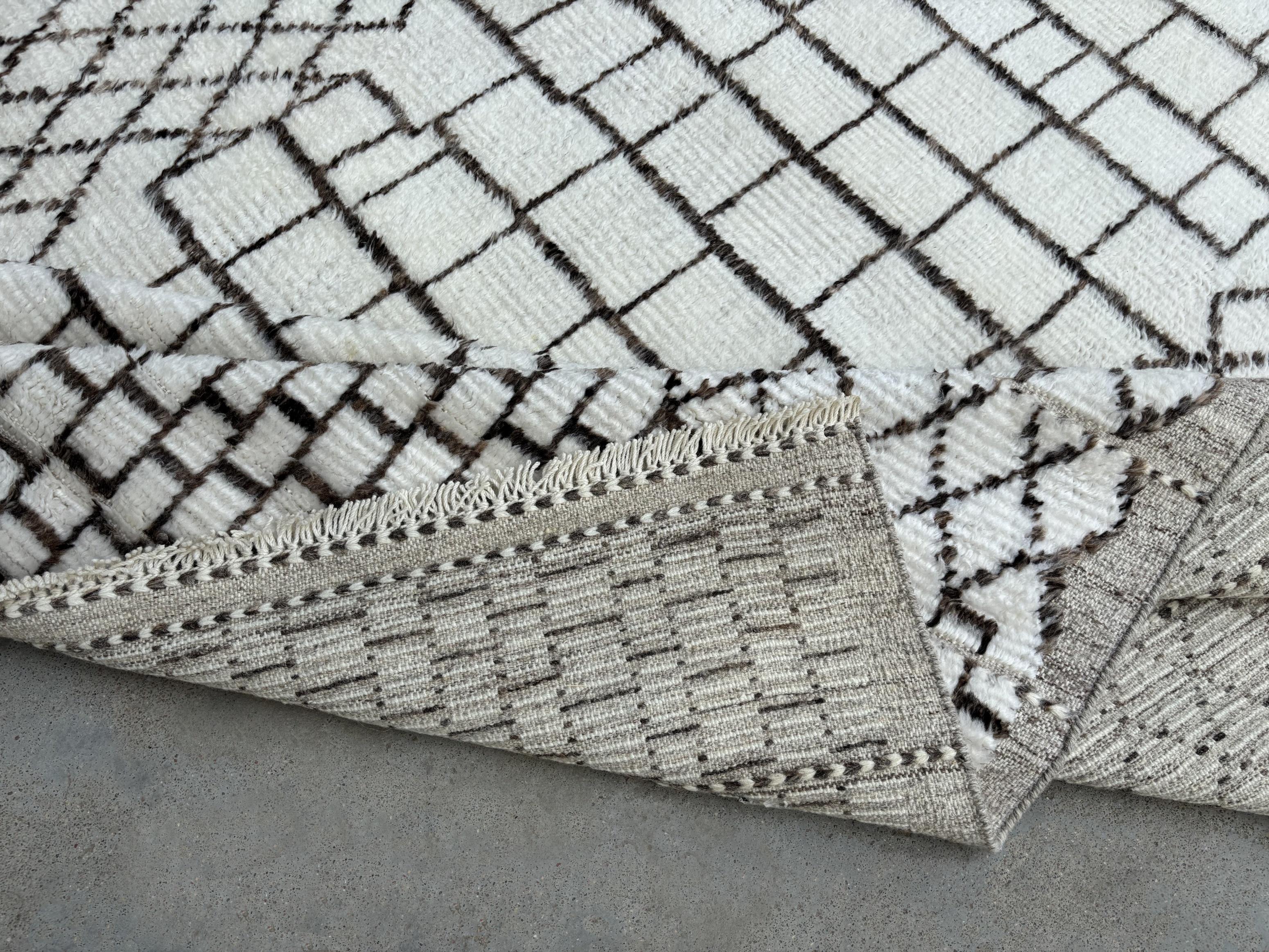 9x12 Ft Tapis de style marocain fait à la main. 100% Laine naturelle. Options sur-mesure disponibles Neuf - En vente à Spring Valley, NY