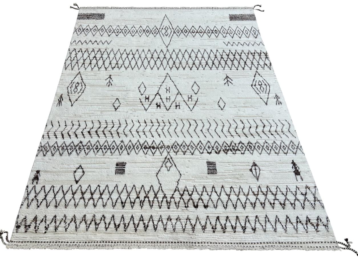 Élevez votre espace de vie avec le charme exquis de ce nouveau tapis moderne noué à la main en berbère marocain beni ourain, fabriqué avec précision et soin à partir de 100 % de laine. Combinant l'attrait du design marocain avec des sensibilités