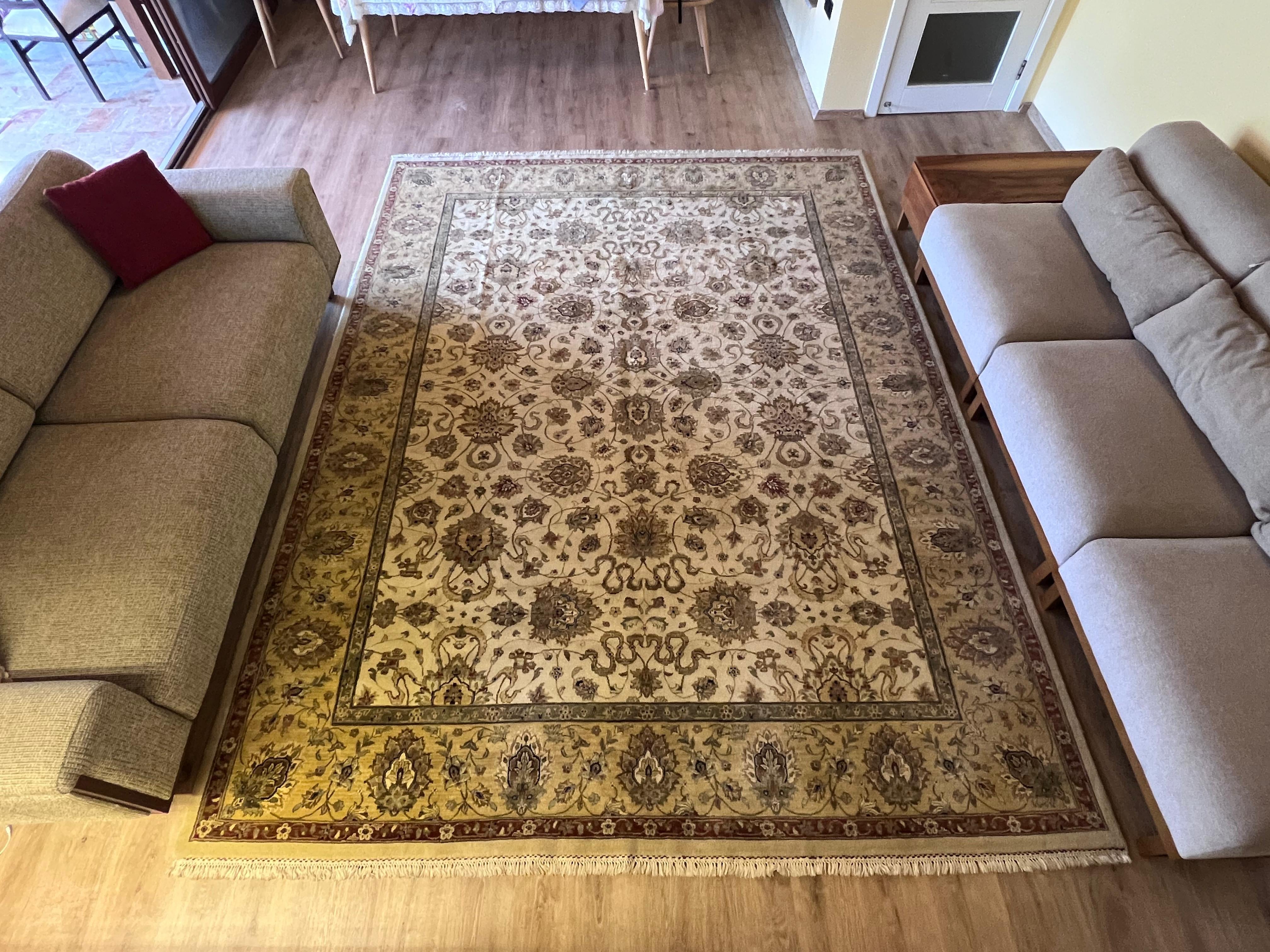 Tappeto Oushak 9x12 Ft New realizzato in 100% lana morbida e tinture naturali con un disegno all over di grandi motivi a rosetta e a palmetta collegati da volute di foglie in tonalità morbide e terrose di beige, verde, marrone rossiccio e