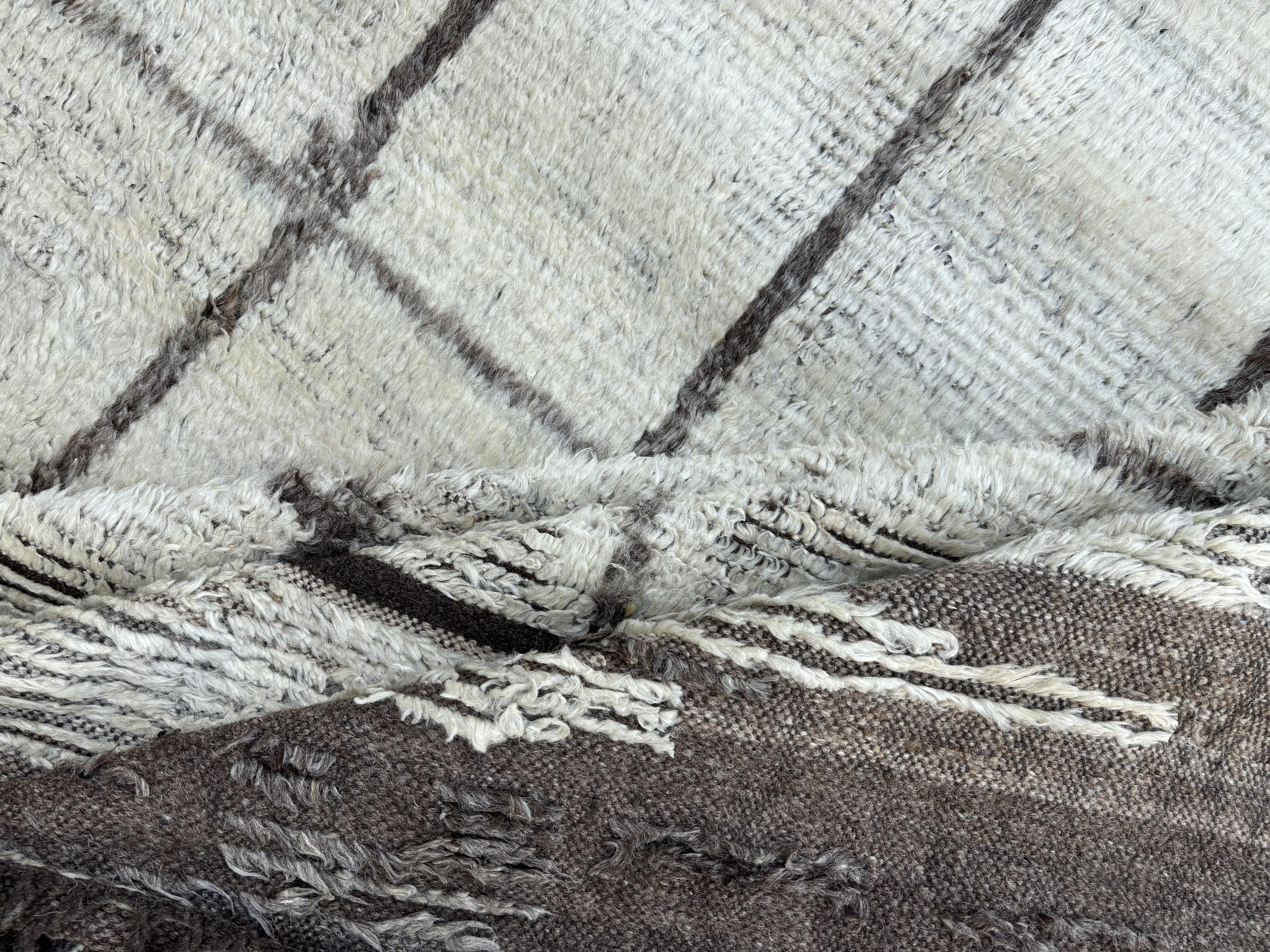 Annodato a mano Tappeto moderno fatto a mano in stile marocchino 9x12 piedi. 100% Lana. Opzioni personalizzate disponibili in vendita