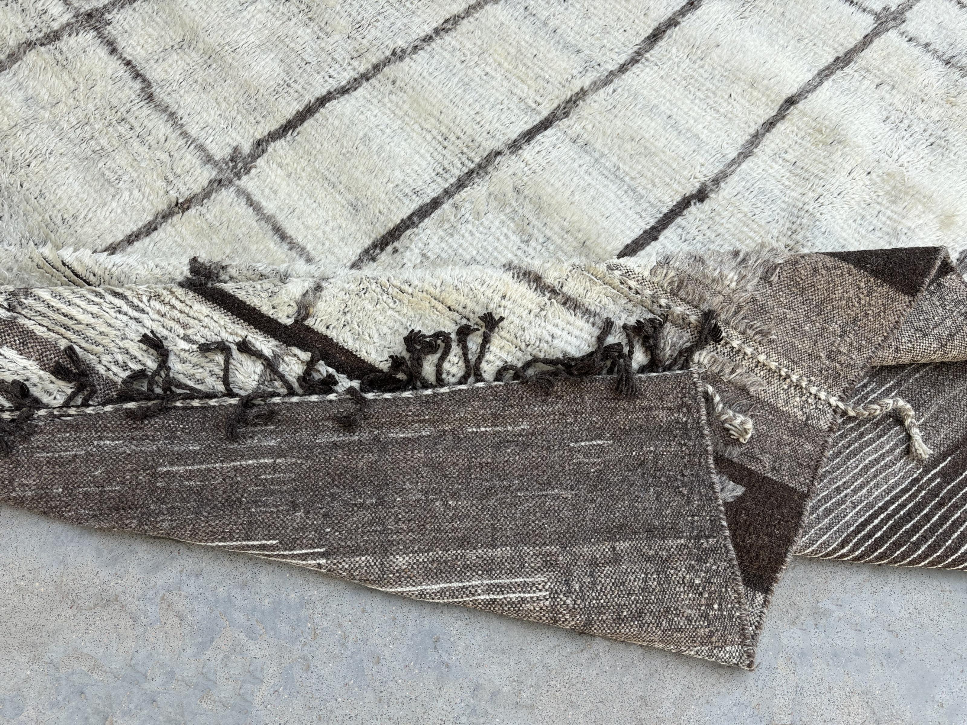 Tappeto moderno fatto a mano in stile marocchino 9x12 piedi. 100% Lana. Opzioni personalizzate disponibili In condizioni Nuovo in vendita a Spring Valley, NY