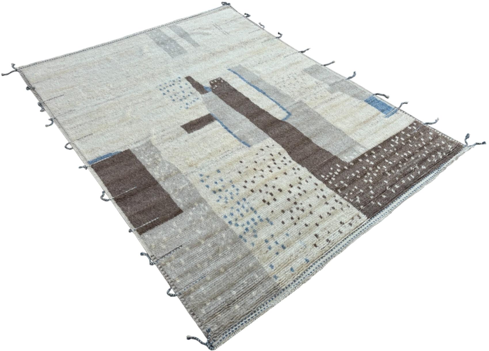Eleva il tuo spazio abitativo con il fascino squisito di questo nuovo tappeto moderno annodato a mano dal design berbero marocchino Beni Ourain, realizzato con precisione e cura in lana al 100%. Combinando il fascino dello stile marocchino con la