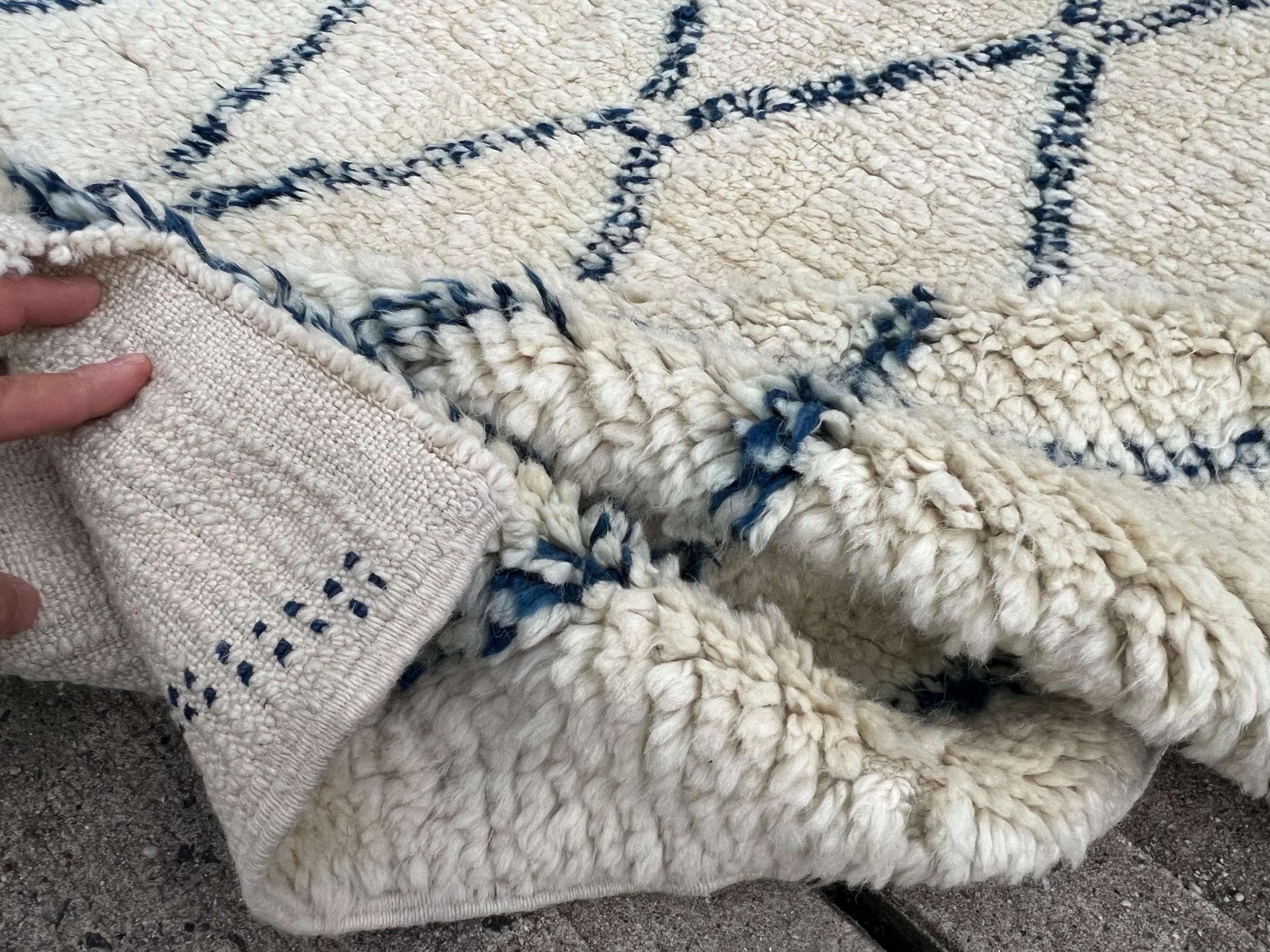 Dieser moderne, handgeknüpfte marokkanische Berberteppich im Beni Ourain-Stil, der mit Präzision und Sorgfalt aus 100 % Wolle hergestellt wird, verleiht Ihrem Wohnraum einen ganz besonderen Charme. Dieser Teppich, der die Faszination des