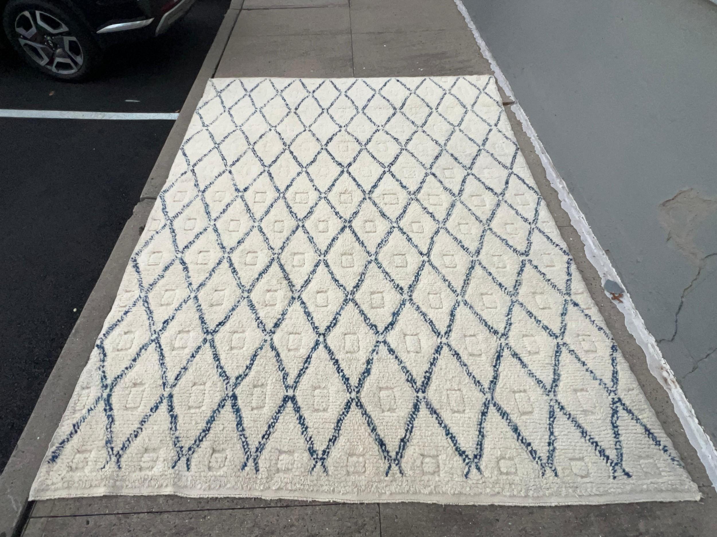 Marokkanischer 9x12 Ft Cremefarbener und blauer Flor- und Flachgewebe-Teppich. Kundenspezifische Optionen verfügbar (Skandinavische Moderne) im Angebot