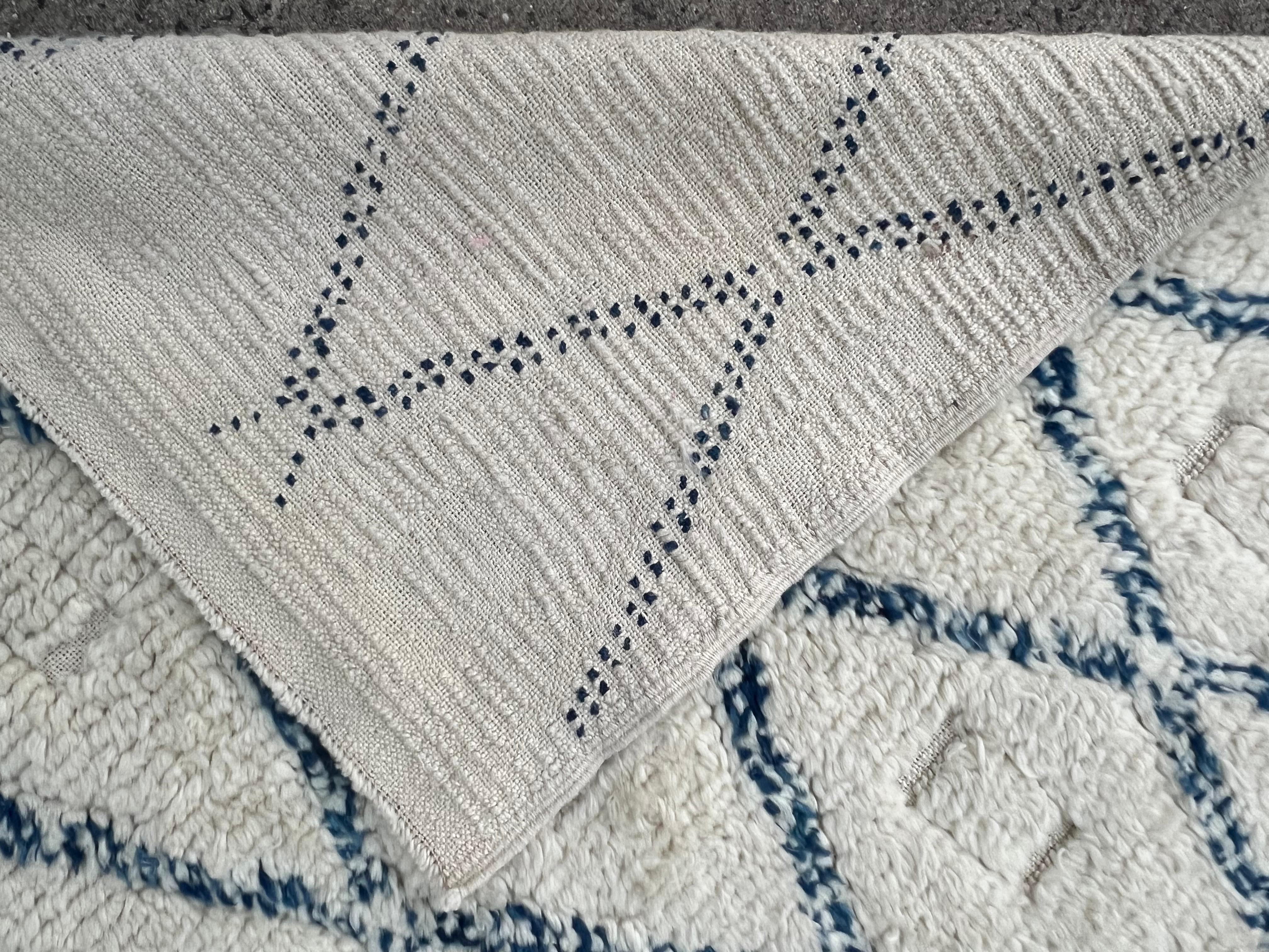 Marokkanischer 9x12 Ft Cremefarbener und blauer Flor- und Flachgewebe-Teppich. Kundenspezifische Optionen verfügbar (Handgeknüpft) im Angebot