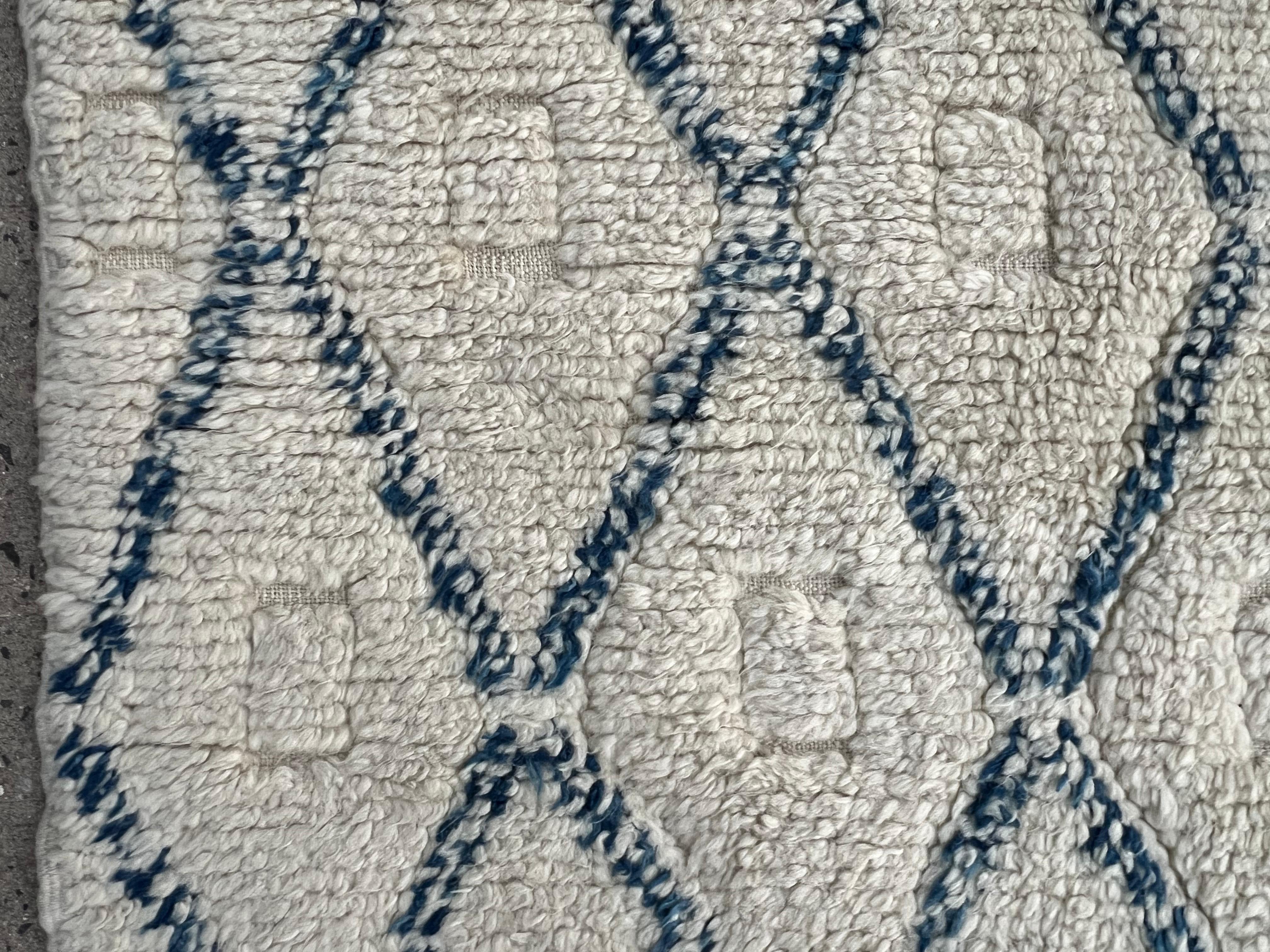 Marokkanischer 9x12 Ft Cremefarbener und blauer Flor- und Flachgewebe-Teppich. Kundenspezifische Optionen verfügbar im Zustand „Neu“ im Angebot in Spring Valley, NY