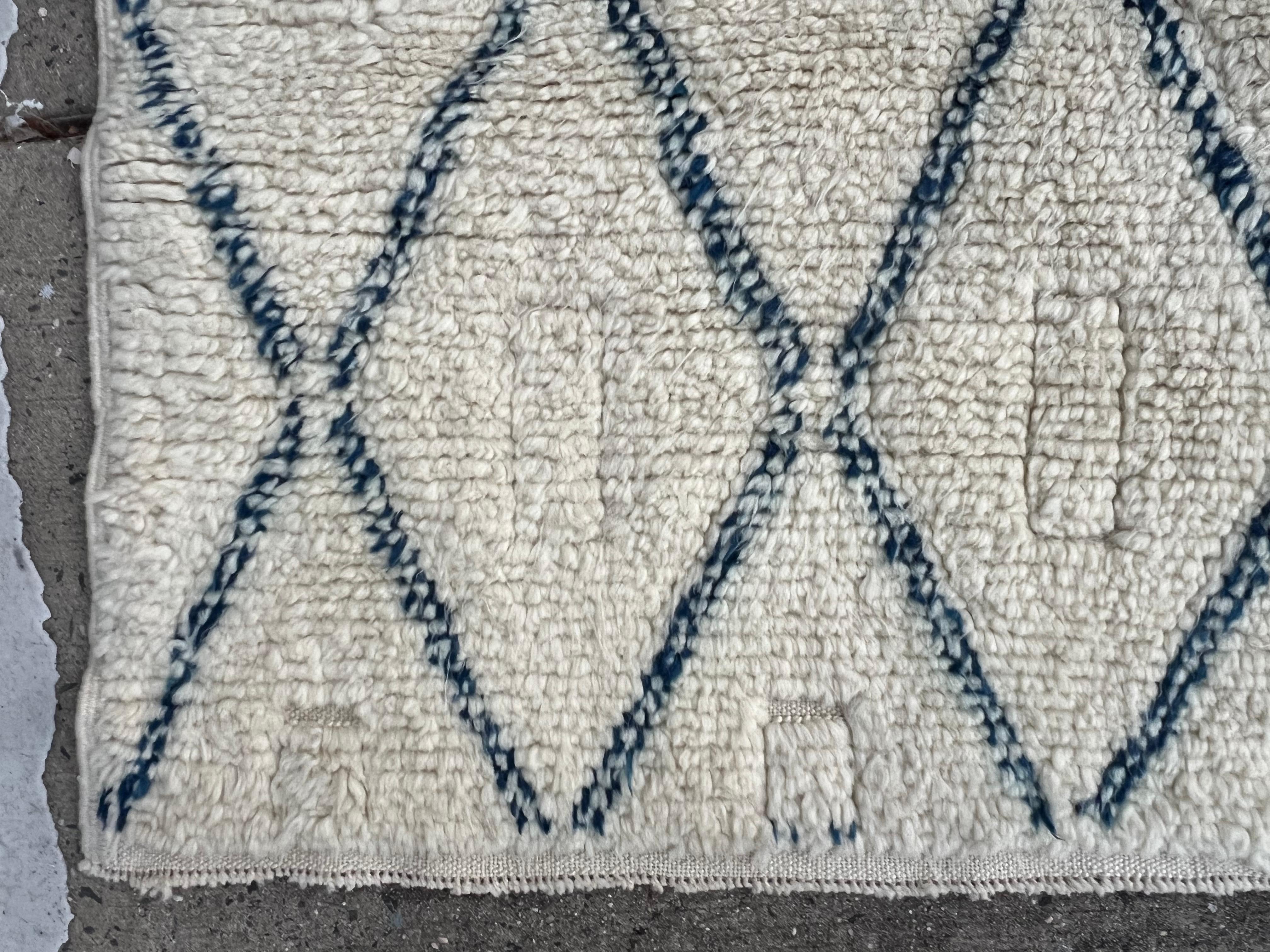 Marokkanischer 9x12 Ft Cremefarbener und blauer Flor- und Flachgewebe-Teppich. Kundenspezifische Optionen verfügbar (21. Jahrhundert und zeitgenössisch) im Angebot