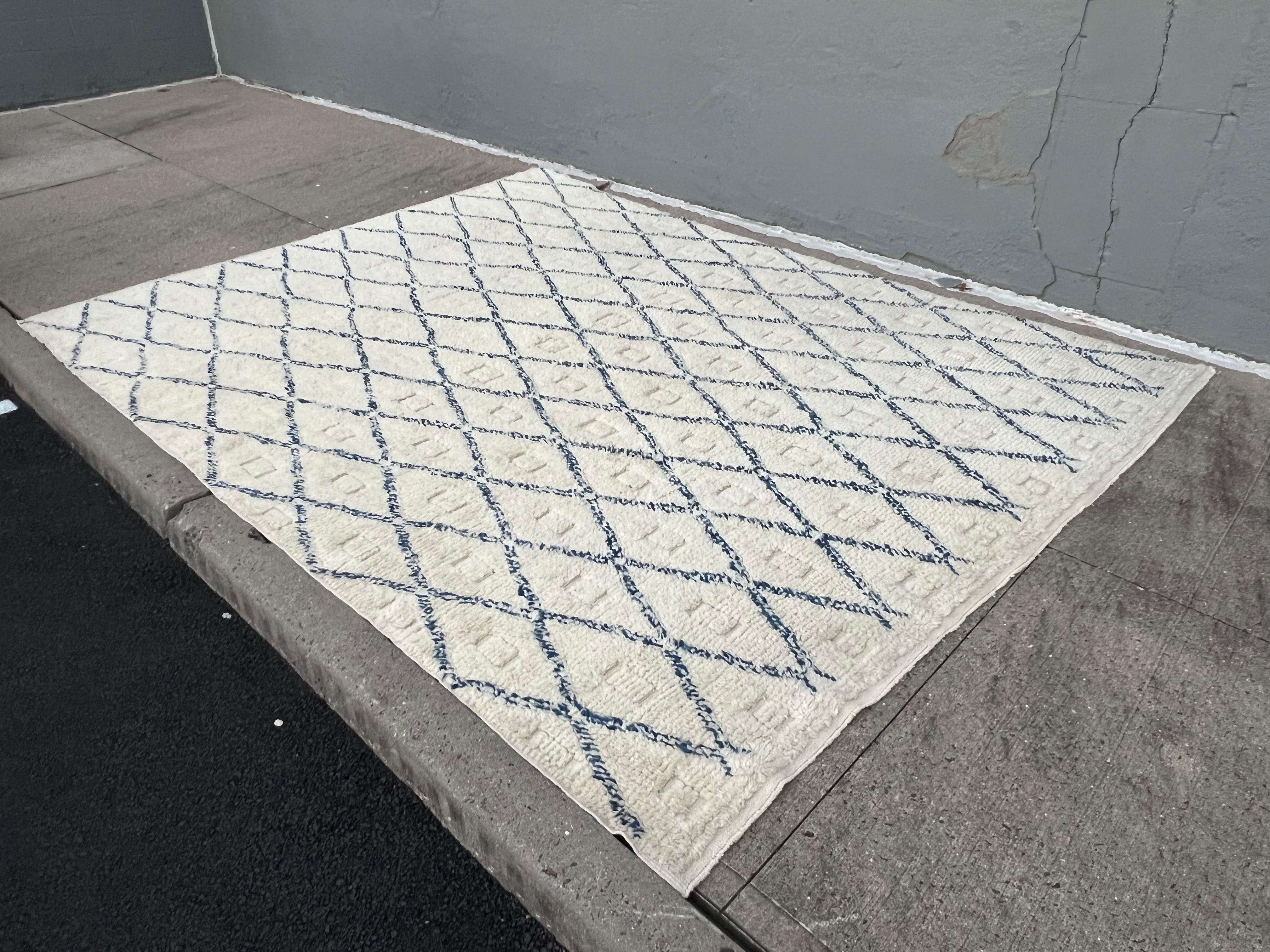 Marokkanischer 9x12 Ft Cremefarbener und blauer Flor- und Flachgewebe-Teppich. Kundenspezifische Optionen verfügbar (Wolle) im Angebot