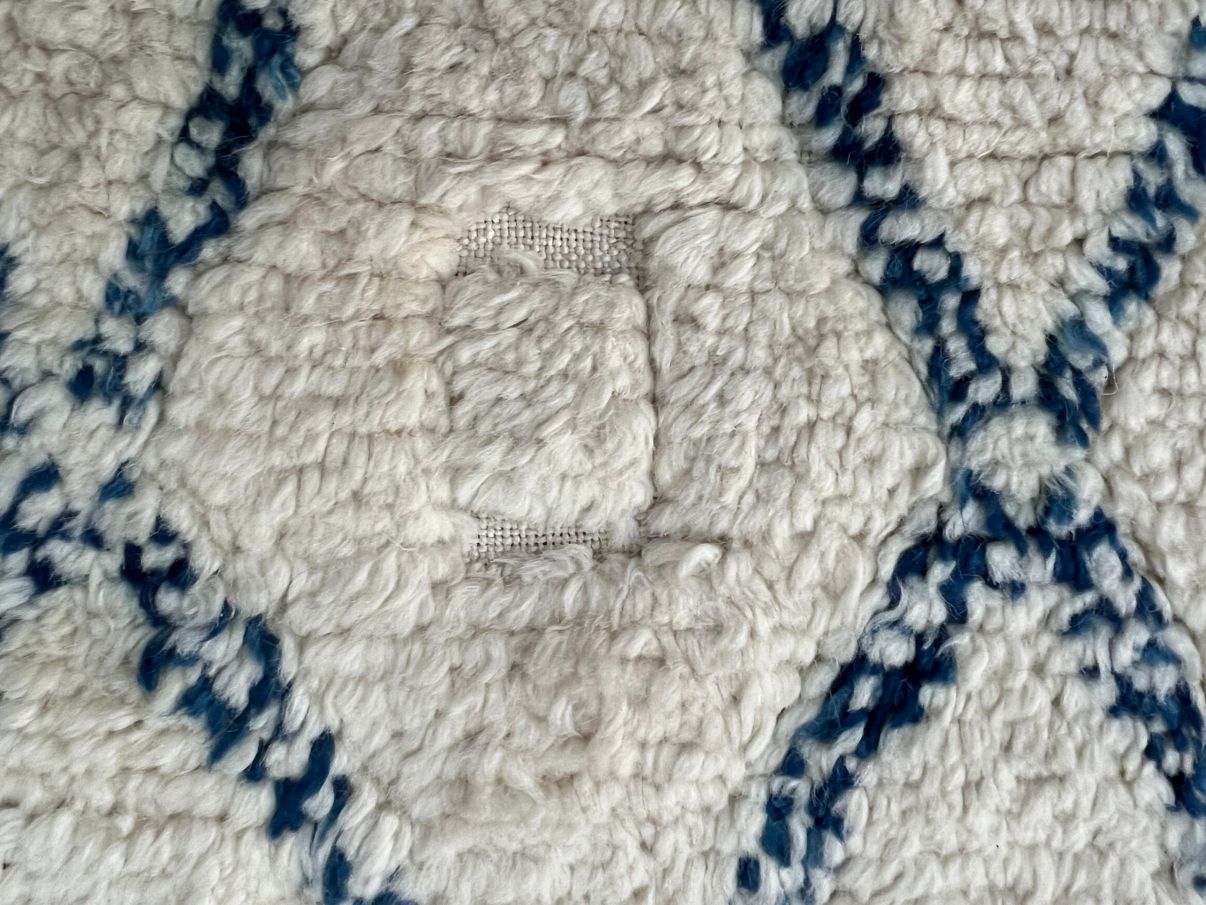 Marokkanischer 9x12 Ft Cremefarbener und blauer Flor- und Flachgewebe-Teppich. Kundenspezifische Optionen verfügbar im Angebot 1