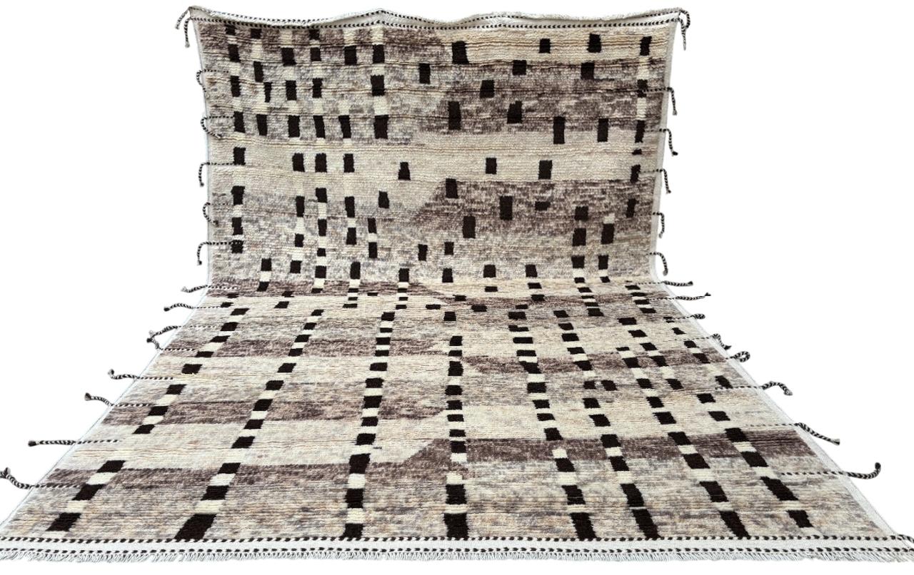 Moderner marokkanischer Berberteppich im Design von 9x12 Ft. aus 100 % Wolle. Kundenspezifische Optionen verfügbar (Handgeknüpft) im Angebot