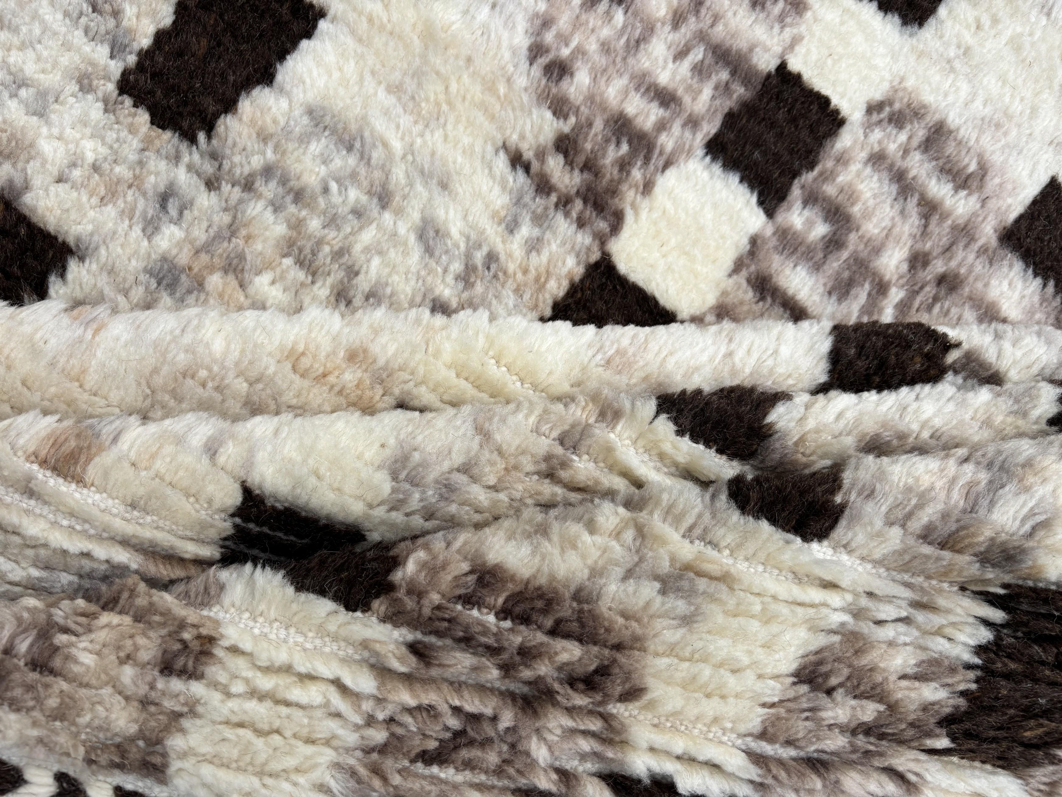 Moderner marokkanischer Berberteppich im Design von 9x12 Ft. aus 100 % Wolle. Kundenspezifische Optionen verfügbar im Zustand „Neu“ im Angebot in Spring Valley, NY