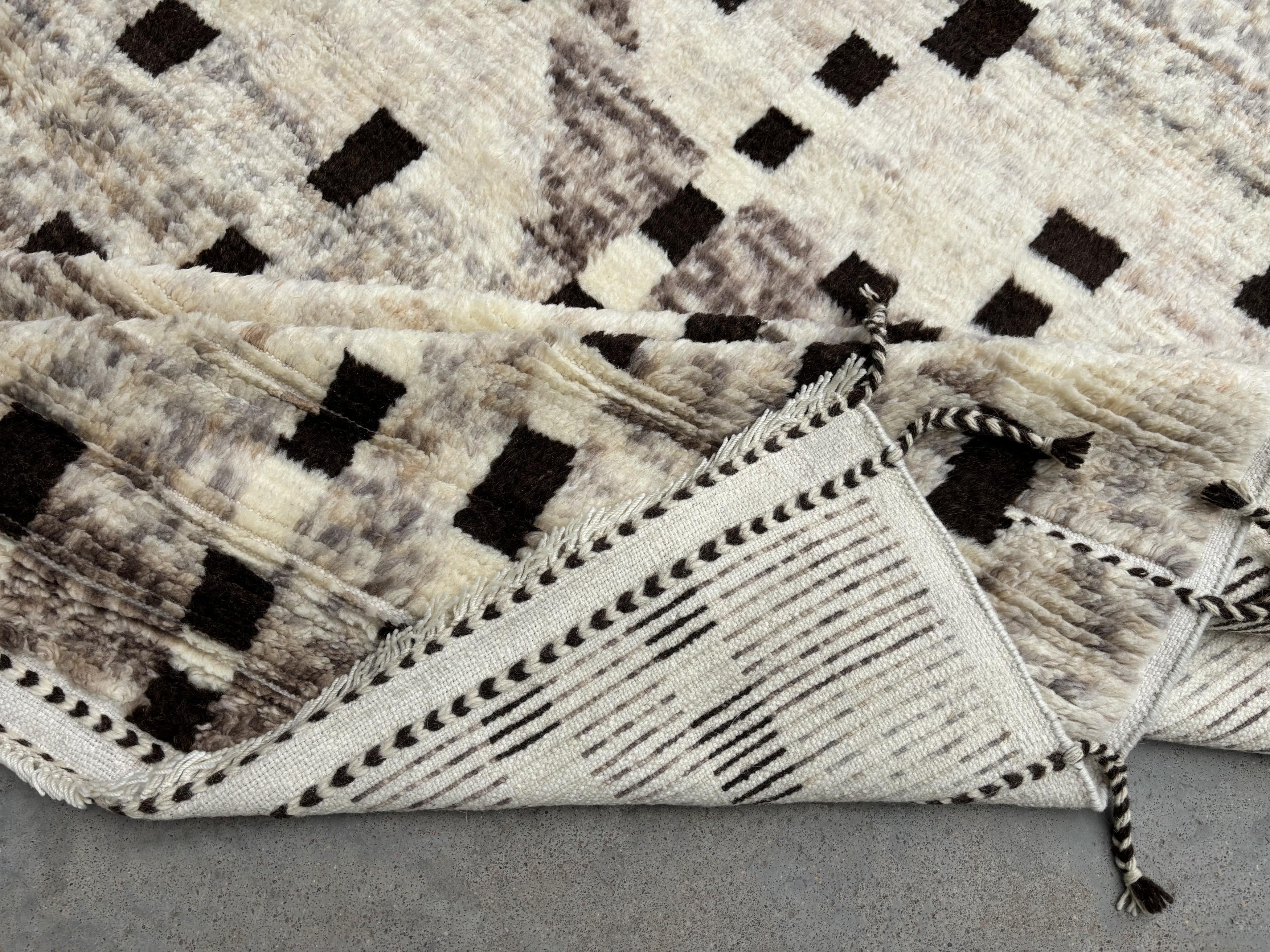 Moderner marokkanischer Berberteppich im Design von 9x12 Ft. aus 100 % Wolle. Kundenspezifische Optionen verfügbar (21. Jahrhundert und zeitgenössisch) im Angebot