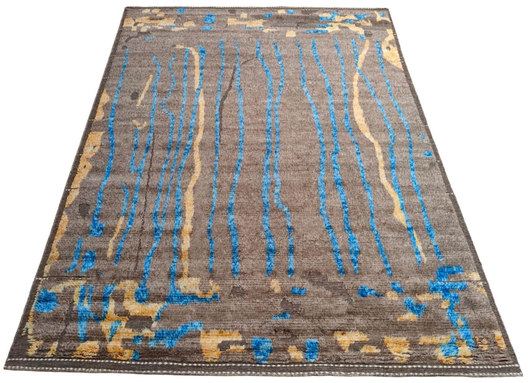Rehaussez votre espace de vie avec le charme exquis de ce nouveau tapis moderne noué à la main (style berbère marocain Beni Ourain), fabriqué avec précision et soin à partir de 100 % de laine. Combinant l'attrait des designs marocains avec des
