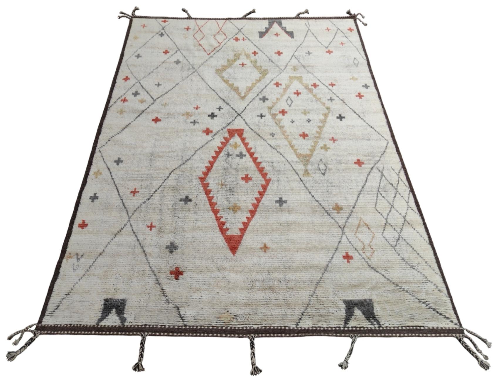 Rehaussez votre espace de vie avec le charme exquis de ce nouveau tapis moderne noué à la main en style berbère marocain Beni Ourain, fabriqué avec précision et soin à partir de 100 % de laine. Combinant l'attrait du style marocain avec des