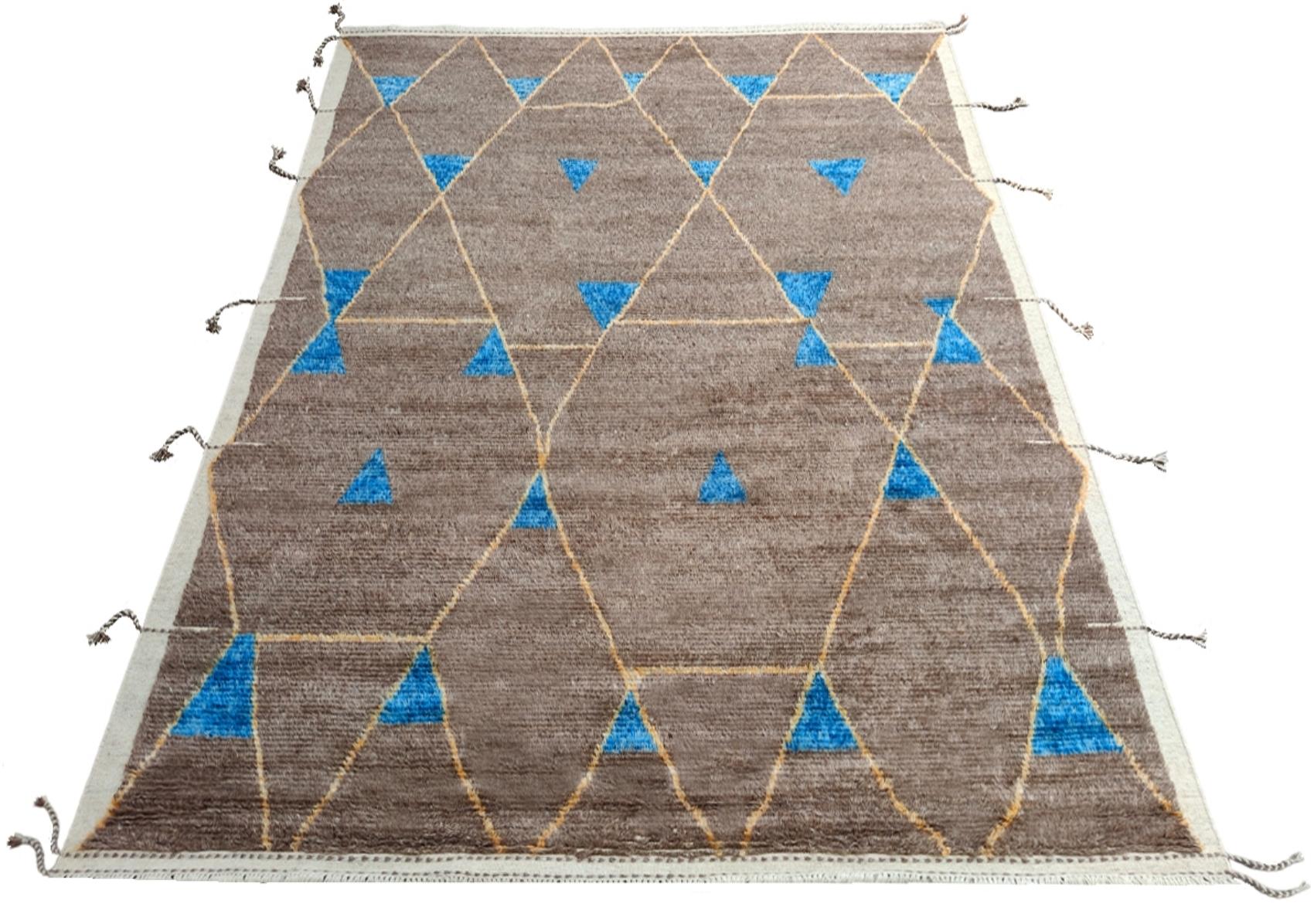 Eleva tu espacio vital con el exquisito encanto de esta nueva y moderna alfombra anudada a mano (estilo bereber marroquí Beni Ourain), elaborada con precisión y cuidado a partir de 100% lana. Combinando el encanto del diseño marroquí con la