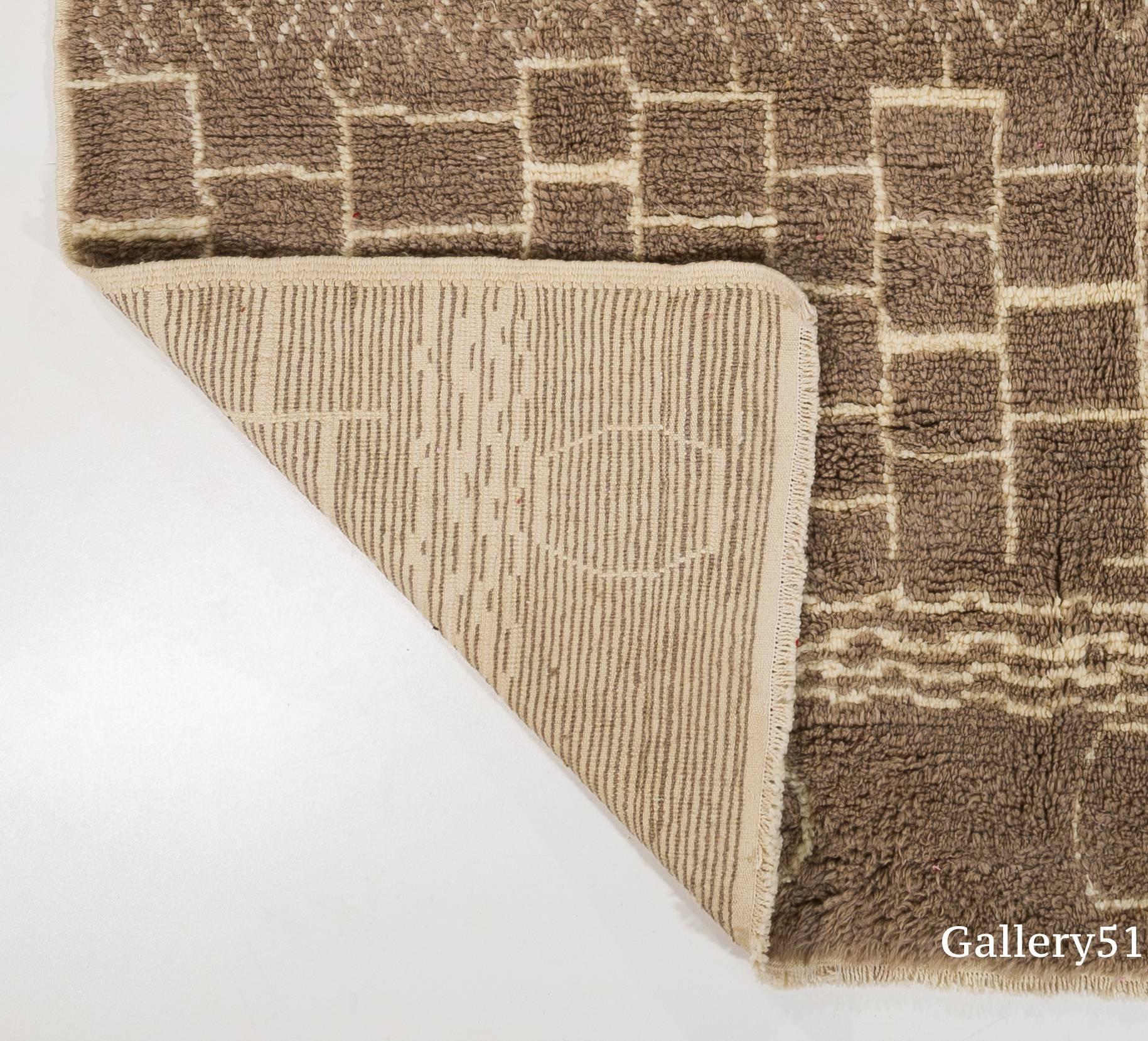 100% Laine naturelle filée à la main de la plus haute qualité.

Ces tapis noués à la main sont fabriqués à partir de zéro dans notre atelier situé en Anatolie centrale, célèbre pour être l'un des plus anciens centres de fabrication de tapis à la
