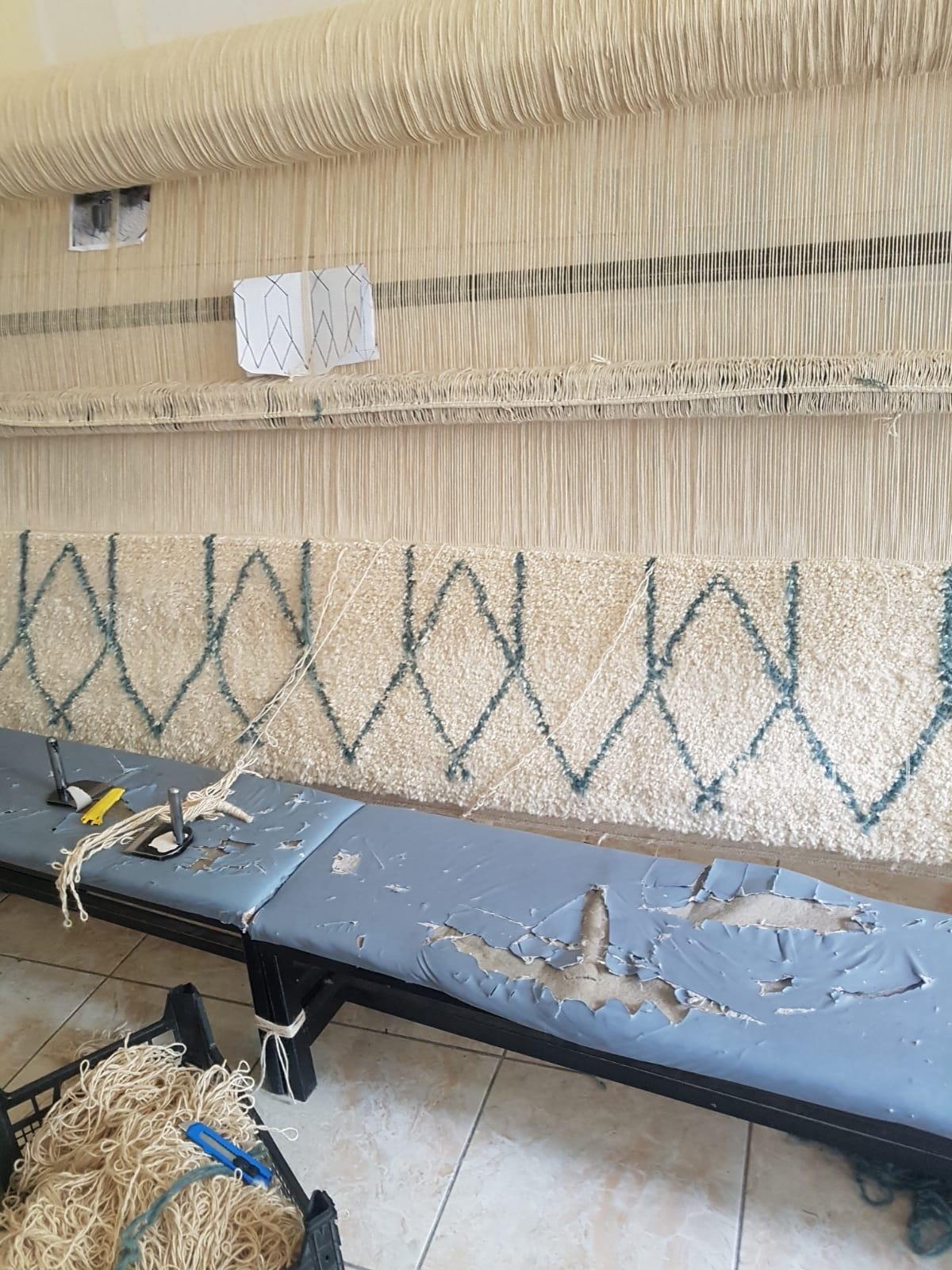 Marokkanischer 9x12 Ft Teppich. 100 % Wolle. Elfenbein- und Blautöne, kundenspezifische Optionen verfügbar im Zustand „Neu“ im Angebot in Philadelphia, PA