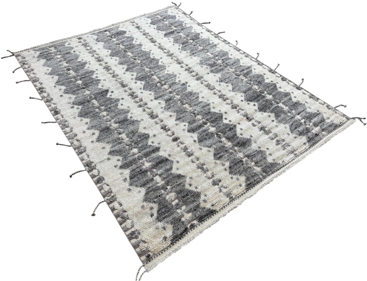 Moderne 9x12 Ft Moroccan style Handmade Rug. 100% Natural Wool. Custom Options Available en vente