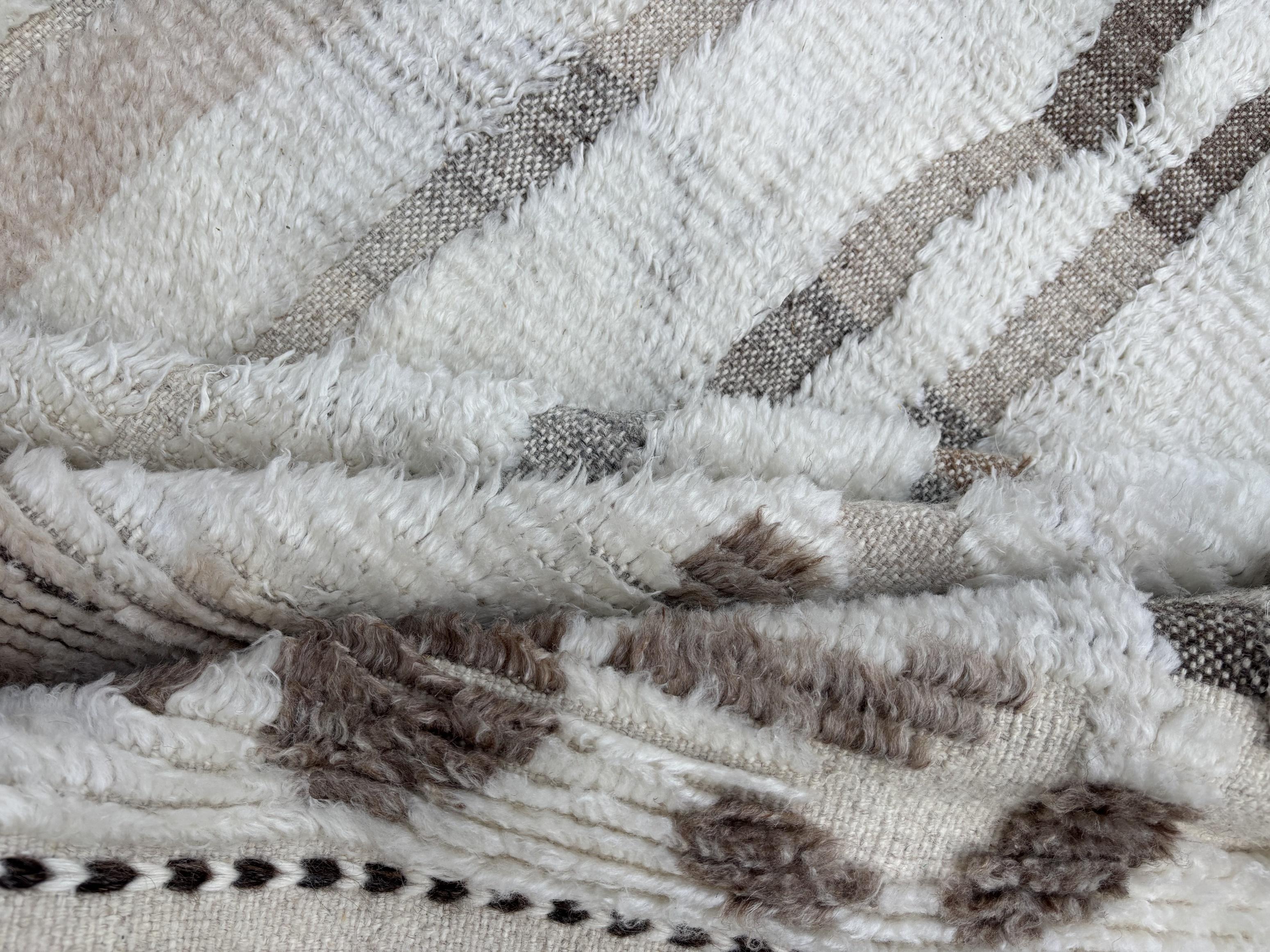 Noué à la main 9x12 Ft Tapis de style marocain fait à la main. 100% Laine naturelle. Options sur-mesure disponibles en vente