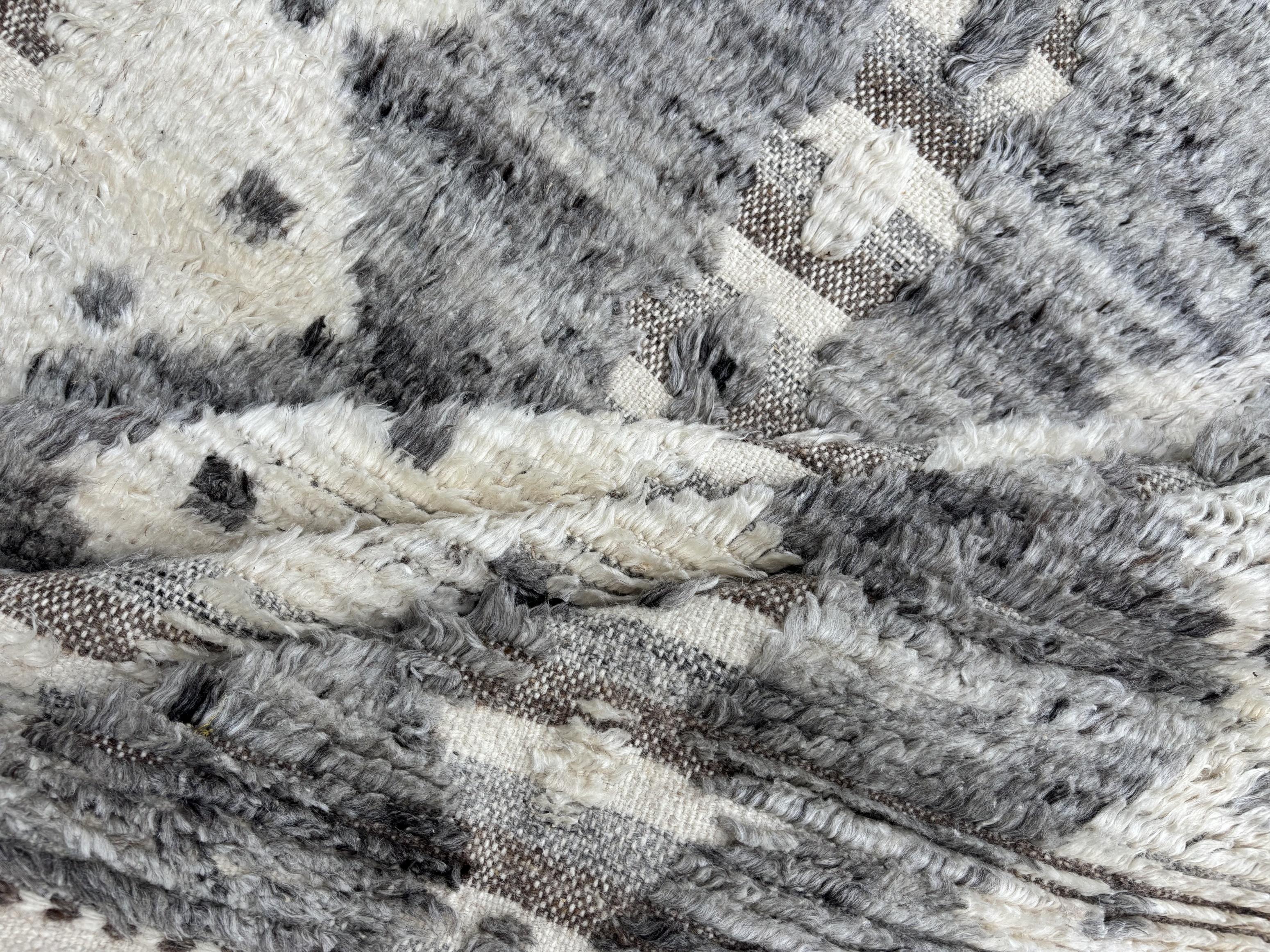 Noué à la main 9x12 Ft Moroccan style Handmade Rug. 100% Natural Wool. Custom Options Available en vente