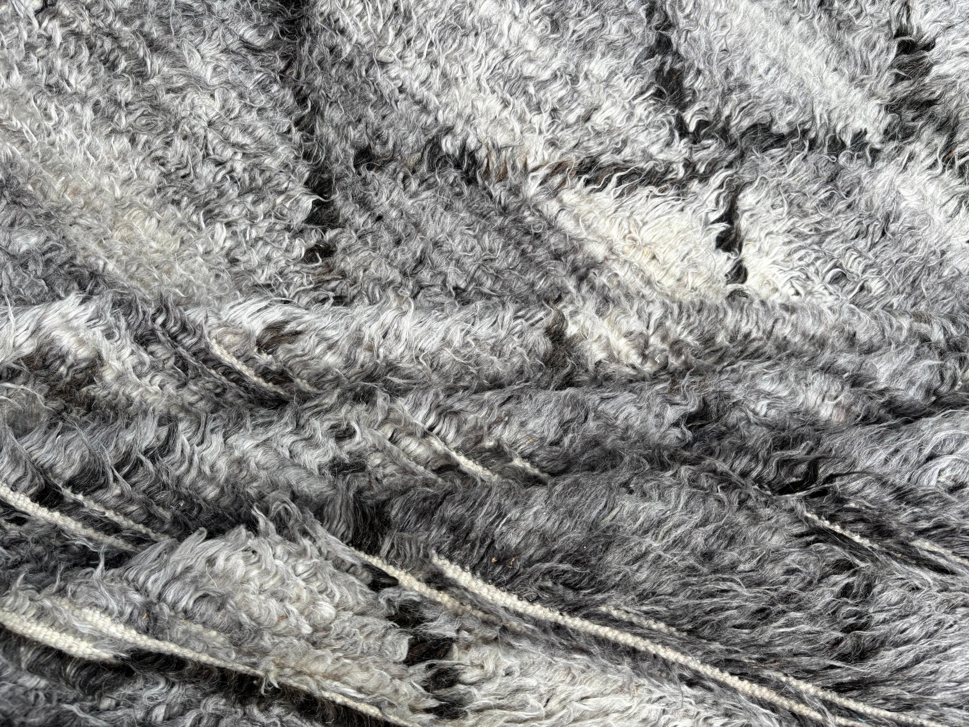 Noué à la main 9x12 Ft Moroccan style Handmade Rug. 100% Natural Wool. Custom Options Available en vente