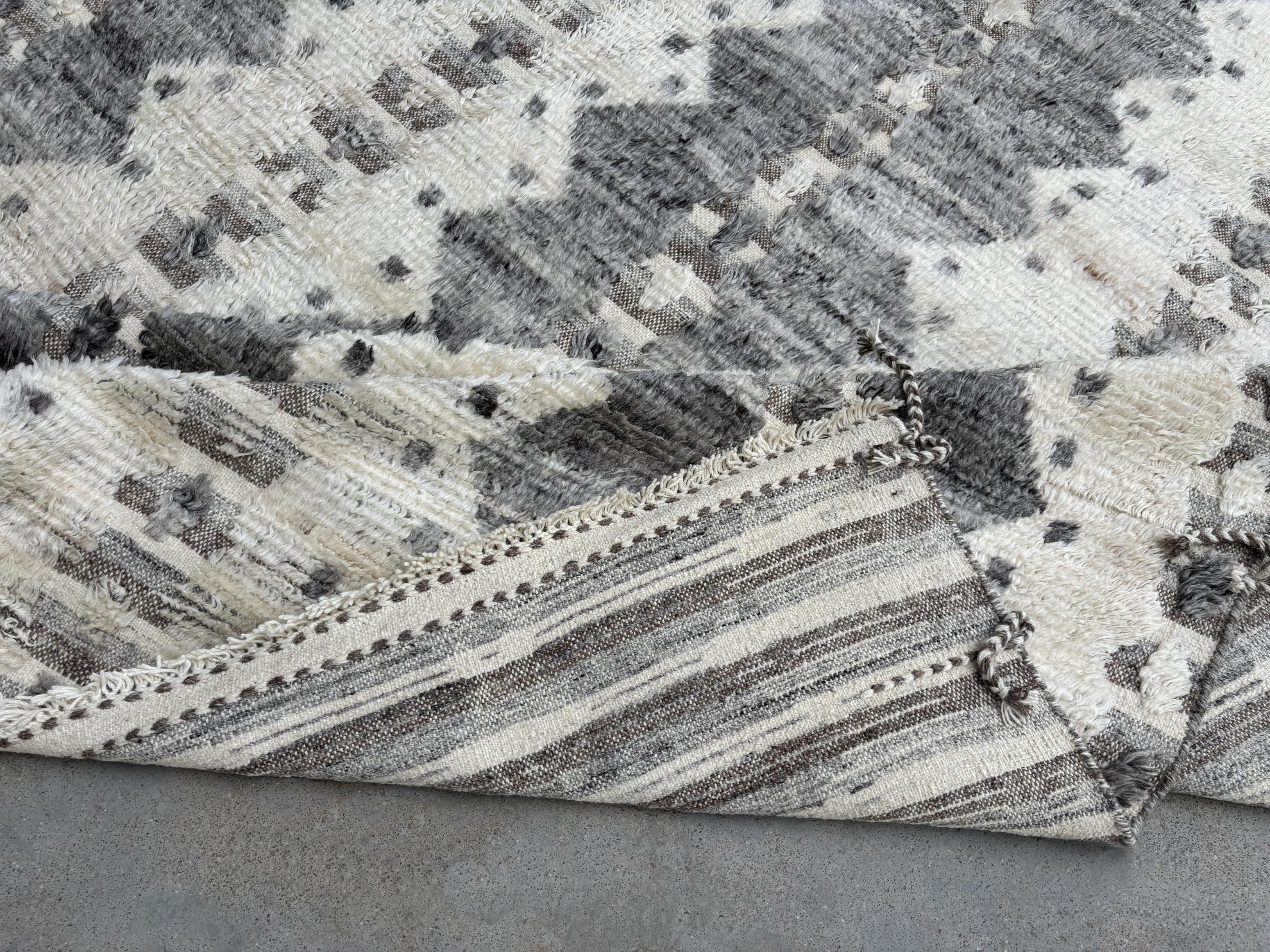 9x12 Ft Moroccan style Handmade Rug. 100% Natural Wool. Custom Options Available Neuf - En vente à Spring Valley, NY