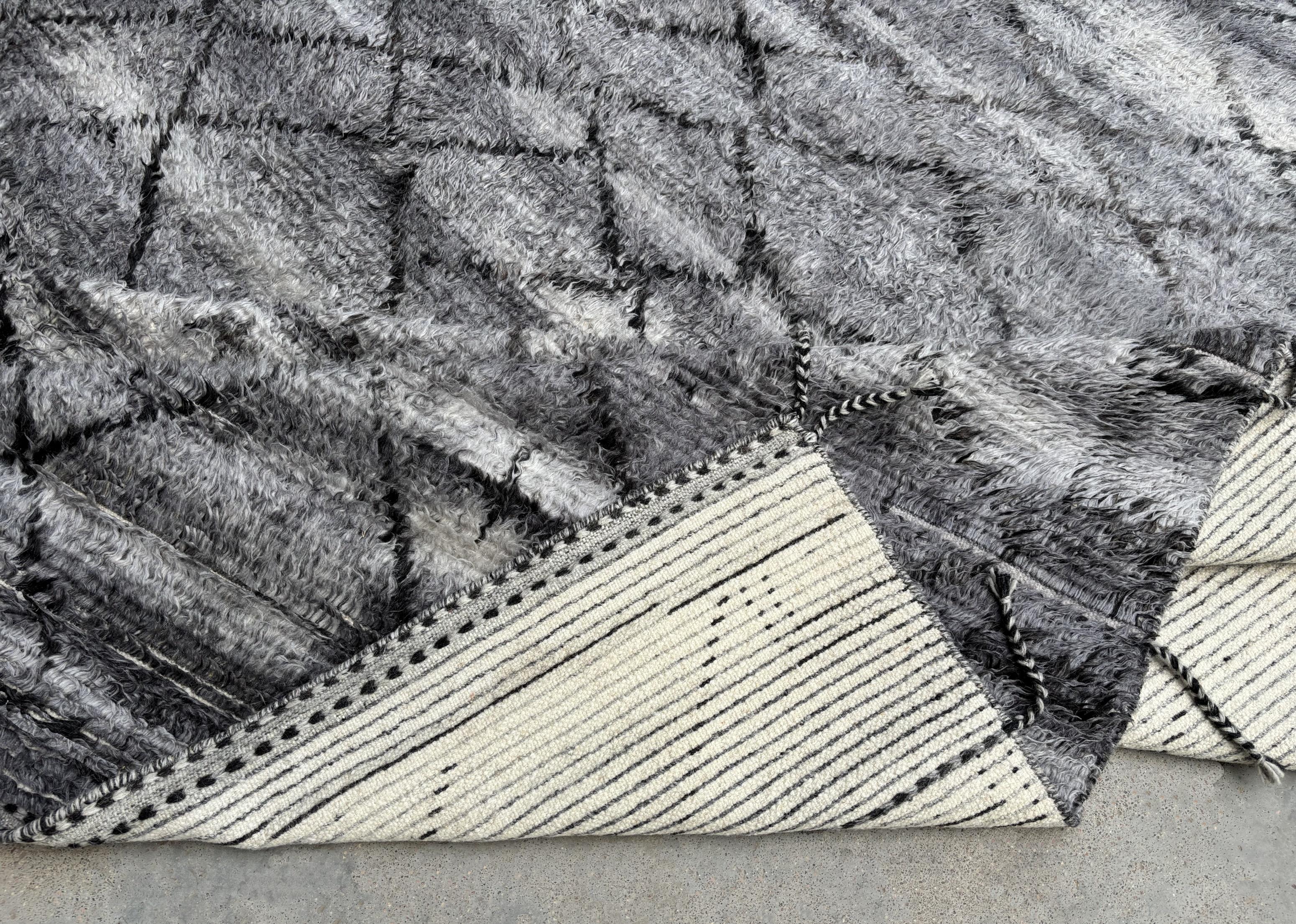 9x12 Ft Moroccan style Handmade Rug. 100% Natural Wool. Custom Options Available Neuf - En vente à Spring Valley, NY