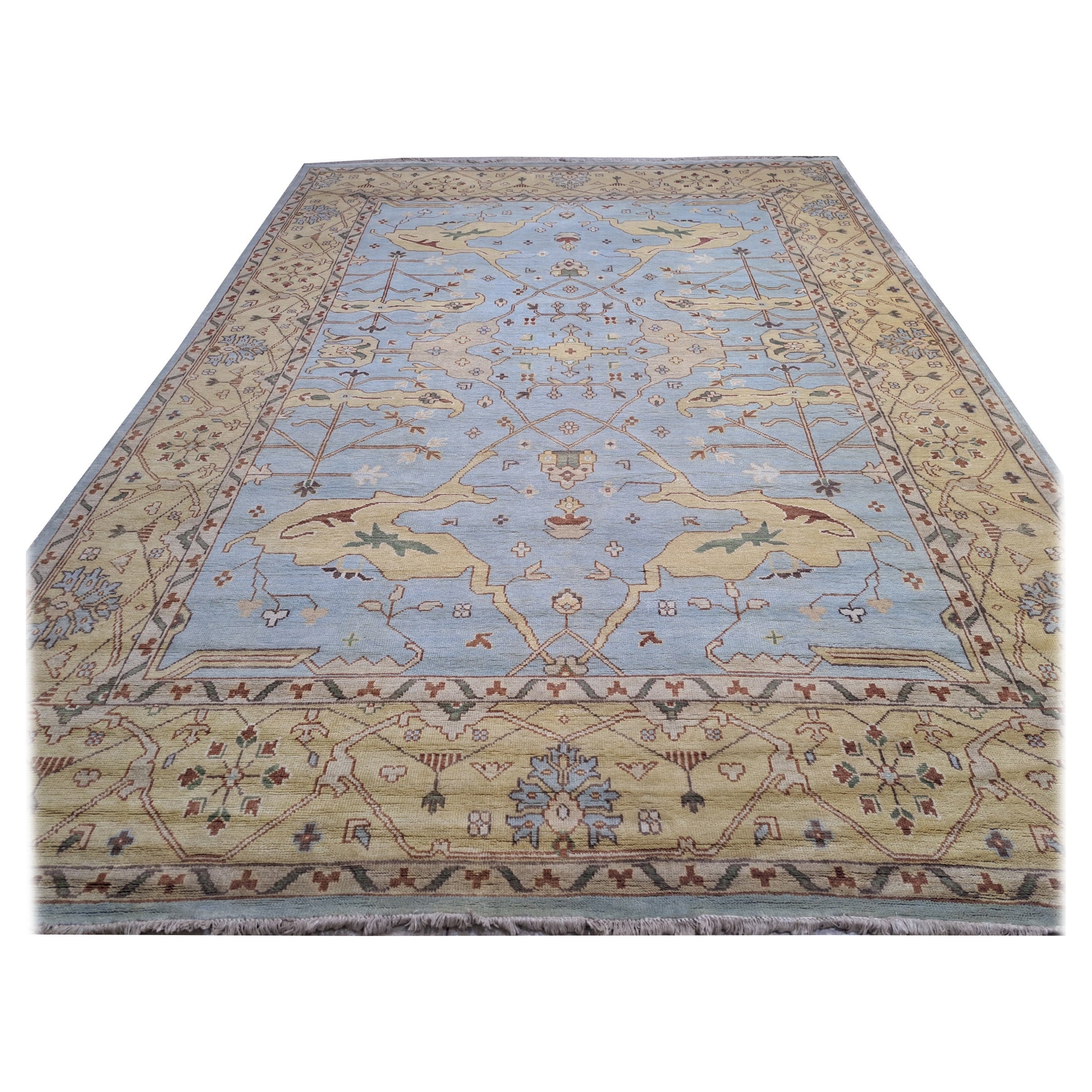 Aggiungi un'eleganza senza tempo alla tua casa con il nostro tappeto annodato a mano in stile Oushak, realizzato al 100% in lana naturale per una texture calda, resistente e morbida. Ispirato ai classici disegni Oushak, questo tappeto fonde motivi