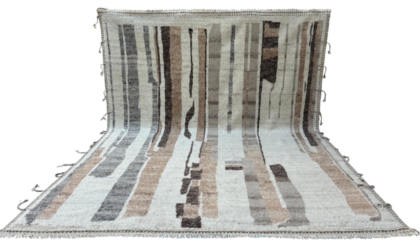 Eleva il tuo spazio abitativo con il fascino squisito di questo nuovo tappeto moderno annodato a mano dal design berbero marocchino Beni Ourain, realizzato con precisione e cura in lana al 100%. Combinando il fascino dello stile marocchino con la