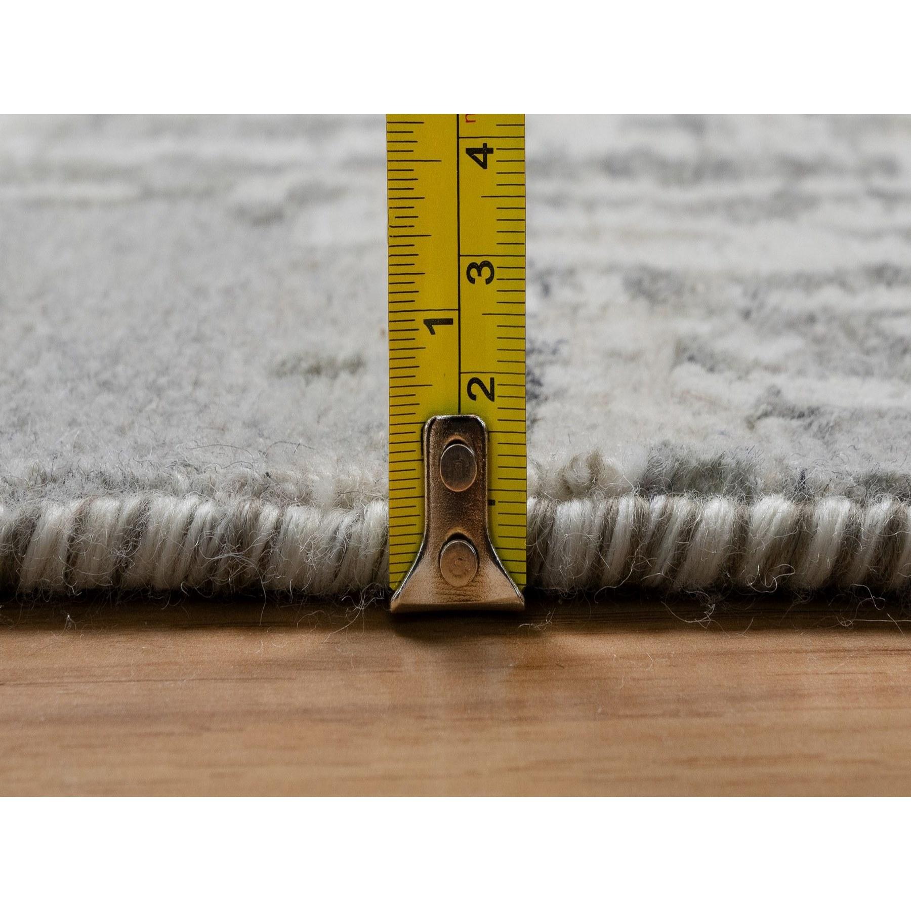 9'x12' Grauer handgeknüpfter moderner gelöschter Design-Teppich aus ungefärbter natürlicher Wolle im Angebot 4