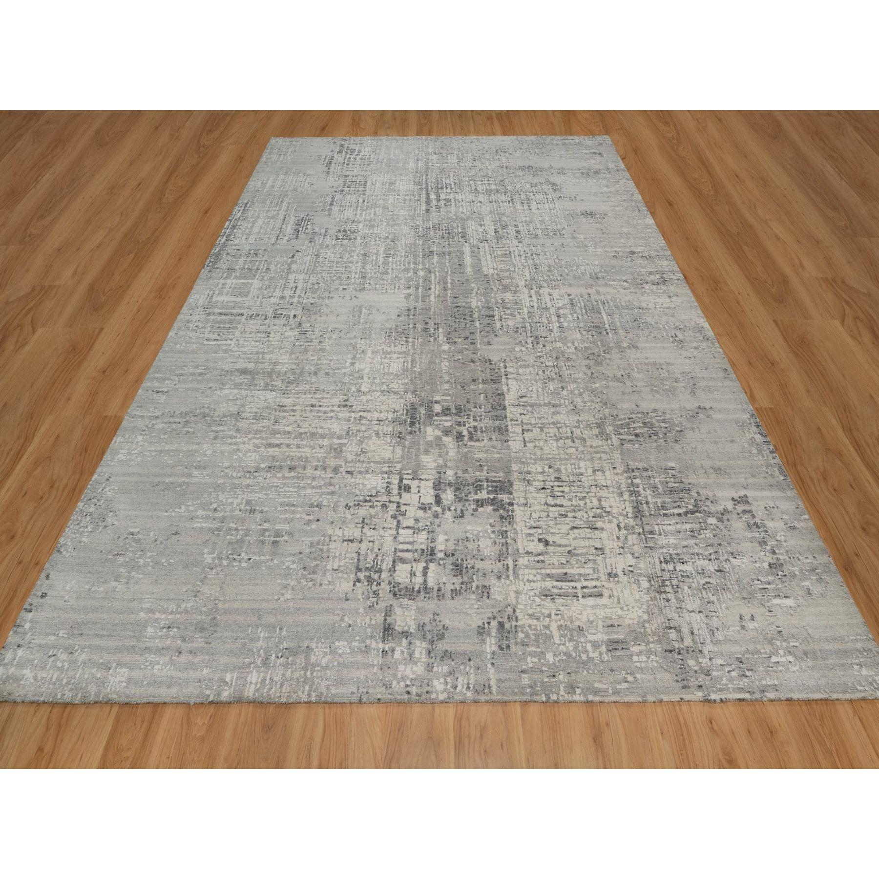 Austergrau, Handgeknüpft, Modernes gelöschtes Design, Handgesponnene ungefärbte natürliche Wolle, Orientteppich
Primäre MATERIALIEN: Wolle
Latex: Kein Flor 
Höhe: 0,25 Zoll
Stil: AM Contemporary
Grundfarbe: Grau
Sekundäre Farben: Silber, Elfenbein,