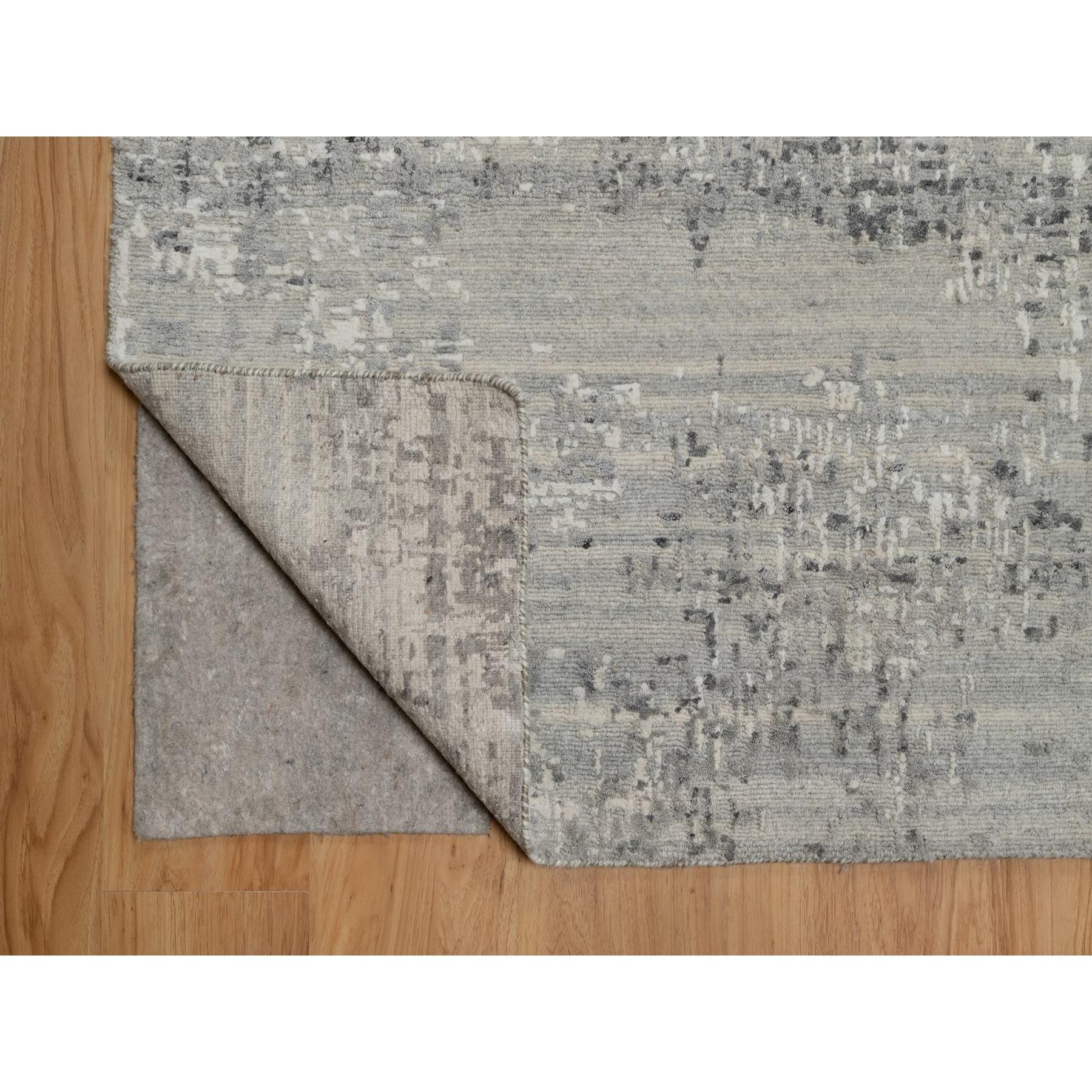 9'x12' Grauer handgeknüpfter moderner gelöschter Design-Teppich aus ungefärbter natürlicher Wolle (Handgeknüpft) im Angebot