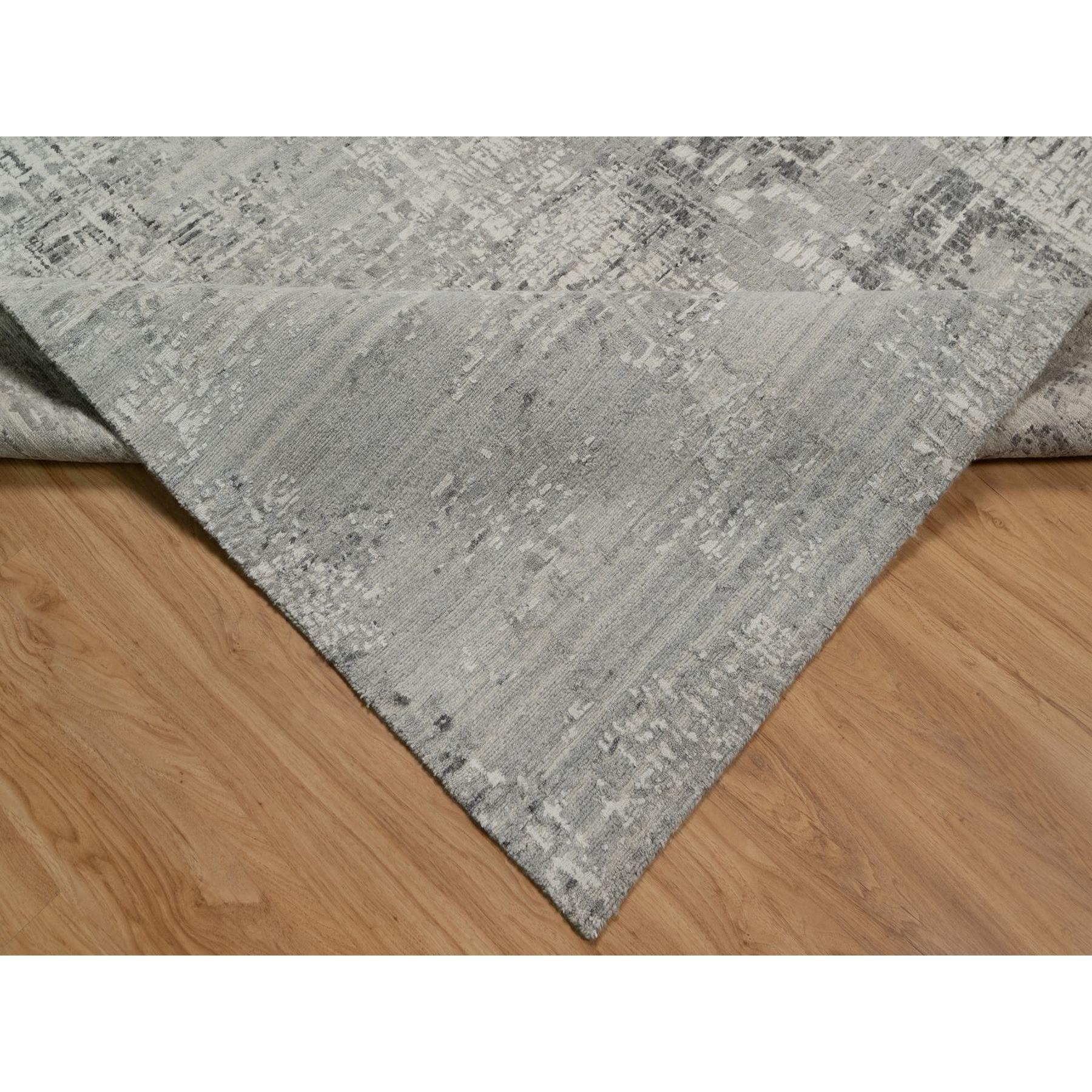 9'x12' Grauer handgeknüpfter moderner gelöschter Design-Teppich aus ungefärbter natürlicher Wolle (21. Jahrhundert und zeitgenössisch) im Angebot