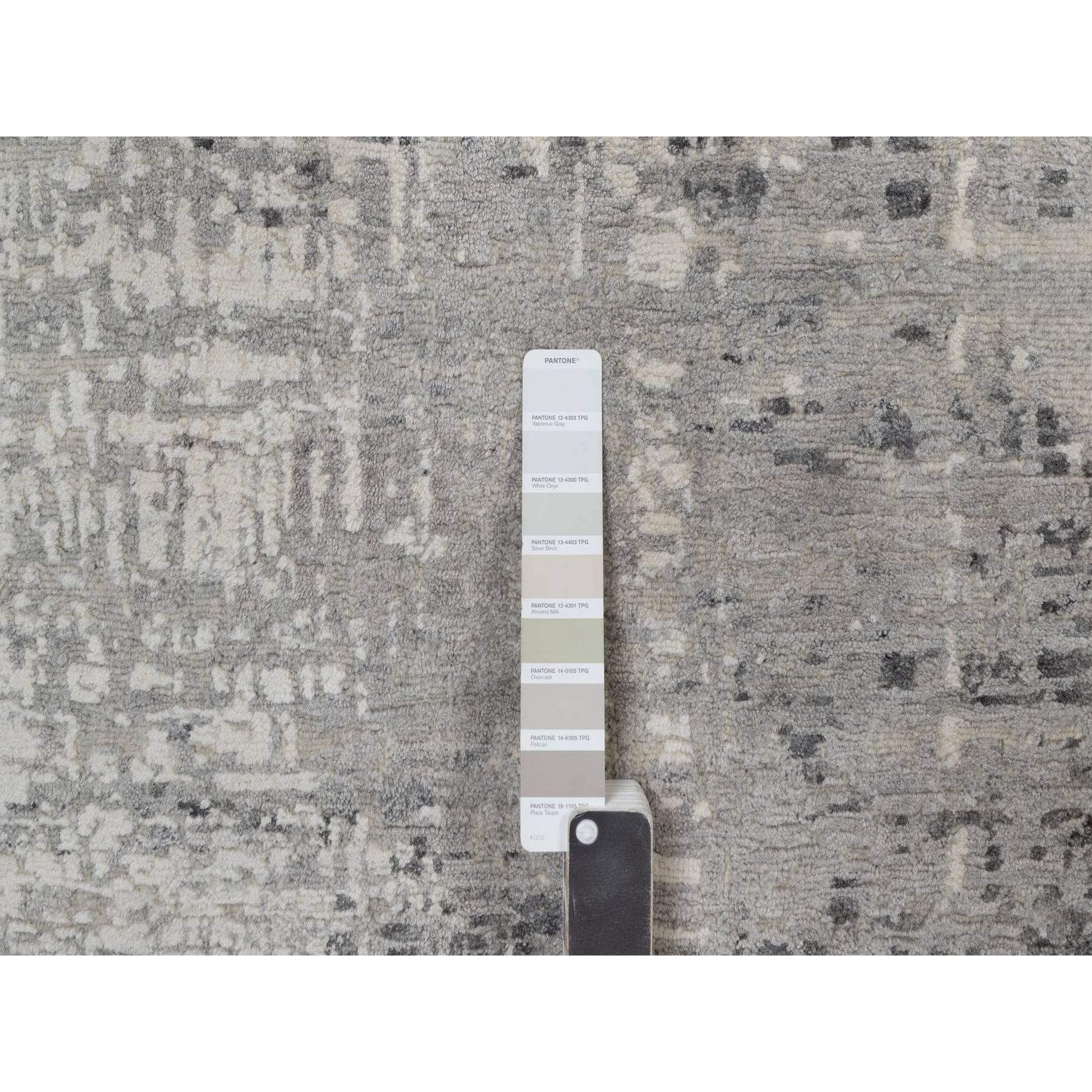 9'x12' Grauer handgeknüpfter moderner gelöschter Design-Teppich aus ungefärbter natürlicher Wolle im Angebot 1