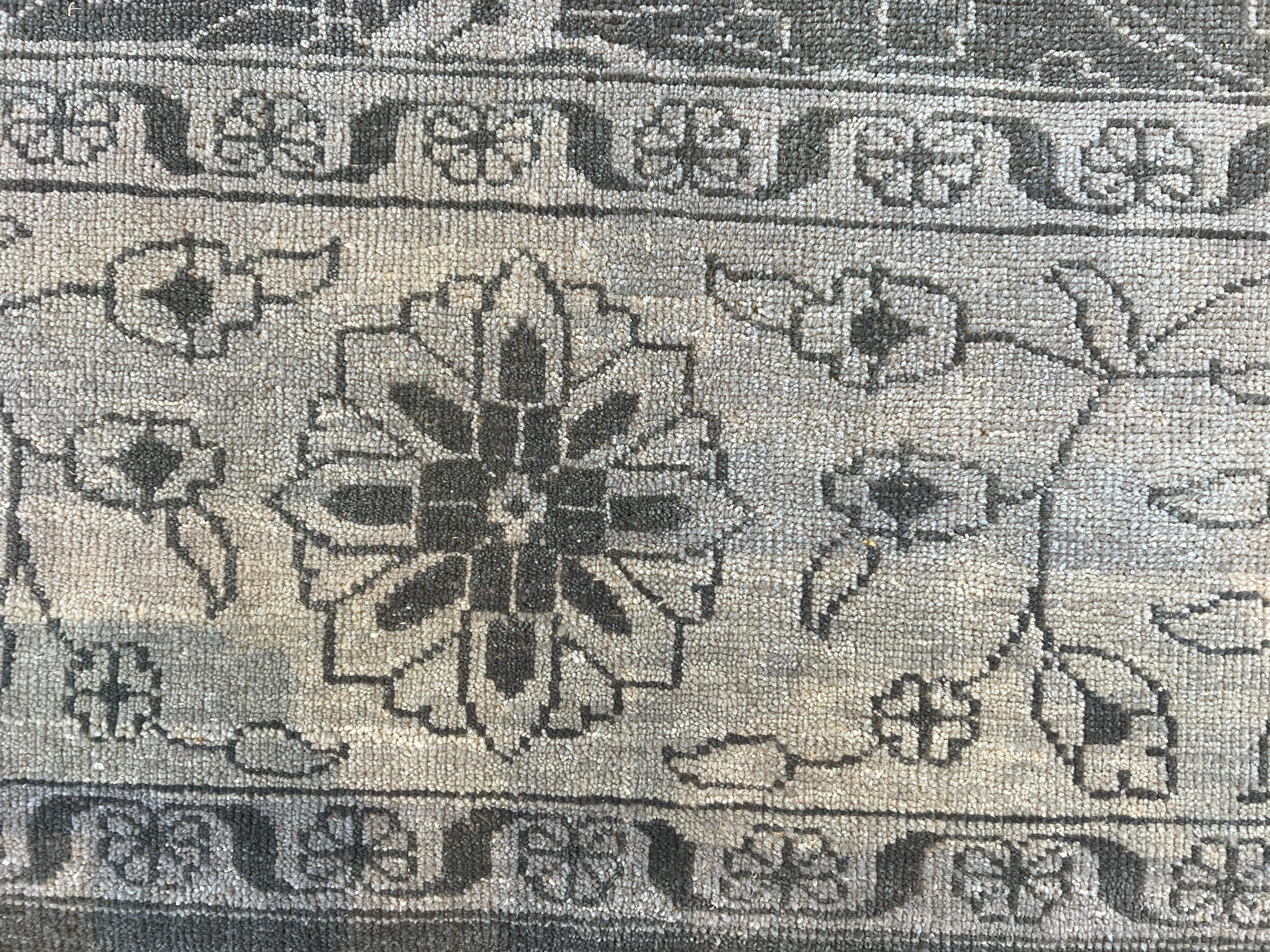 Contemporary 9'x12' Grey Floral Design Rug For Sale