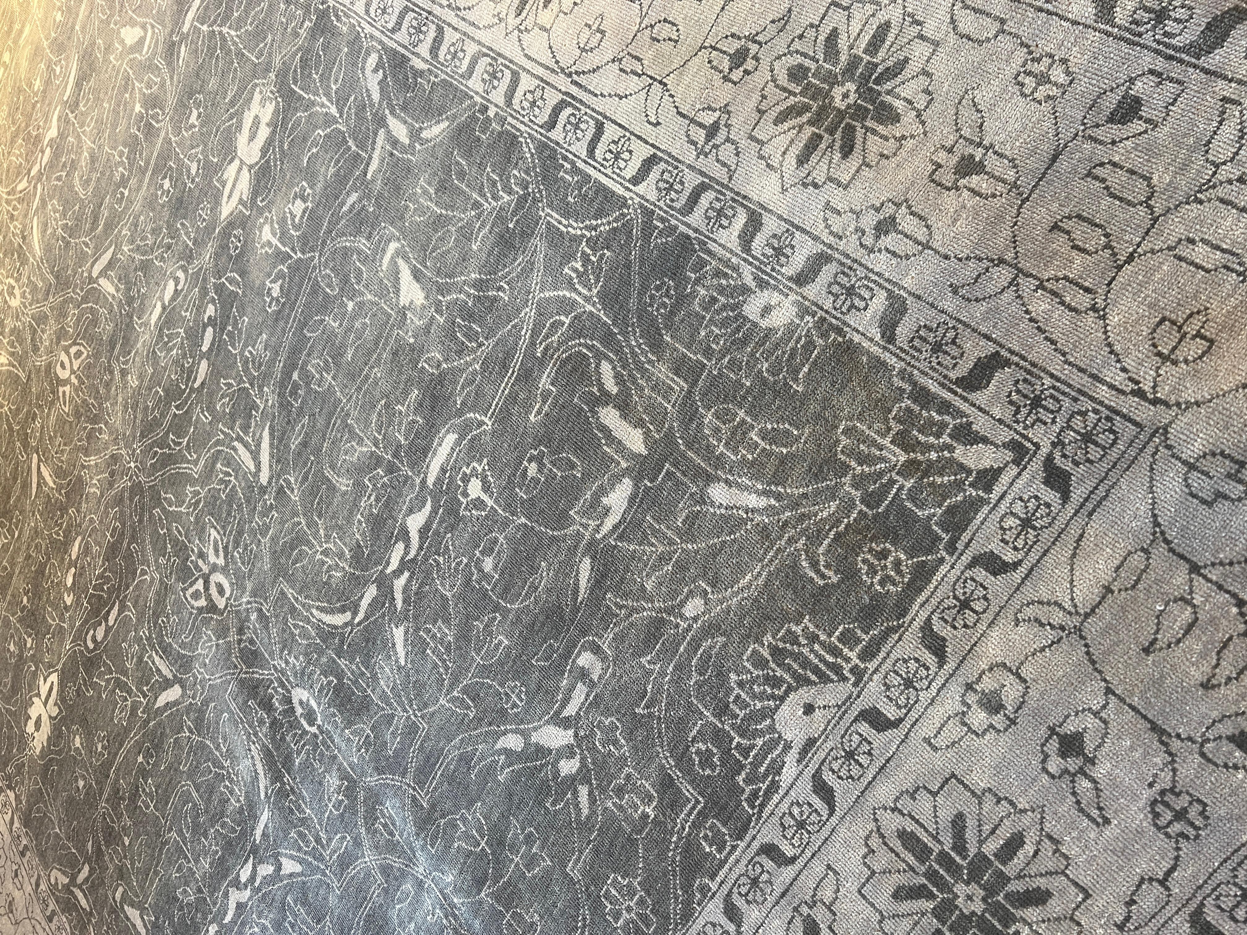 Tapis 9'x12' à motifs floraux gris en vente 2
