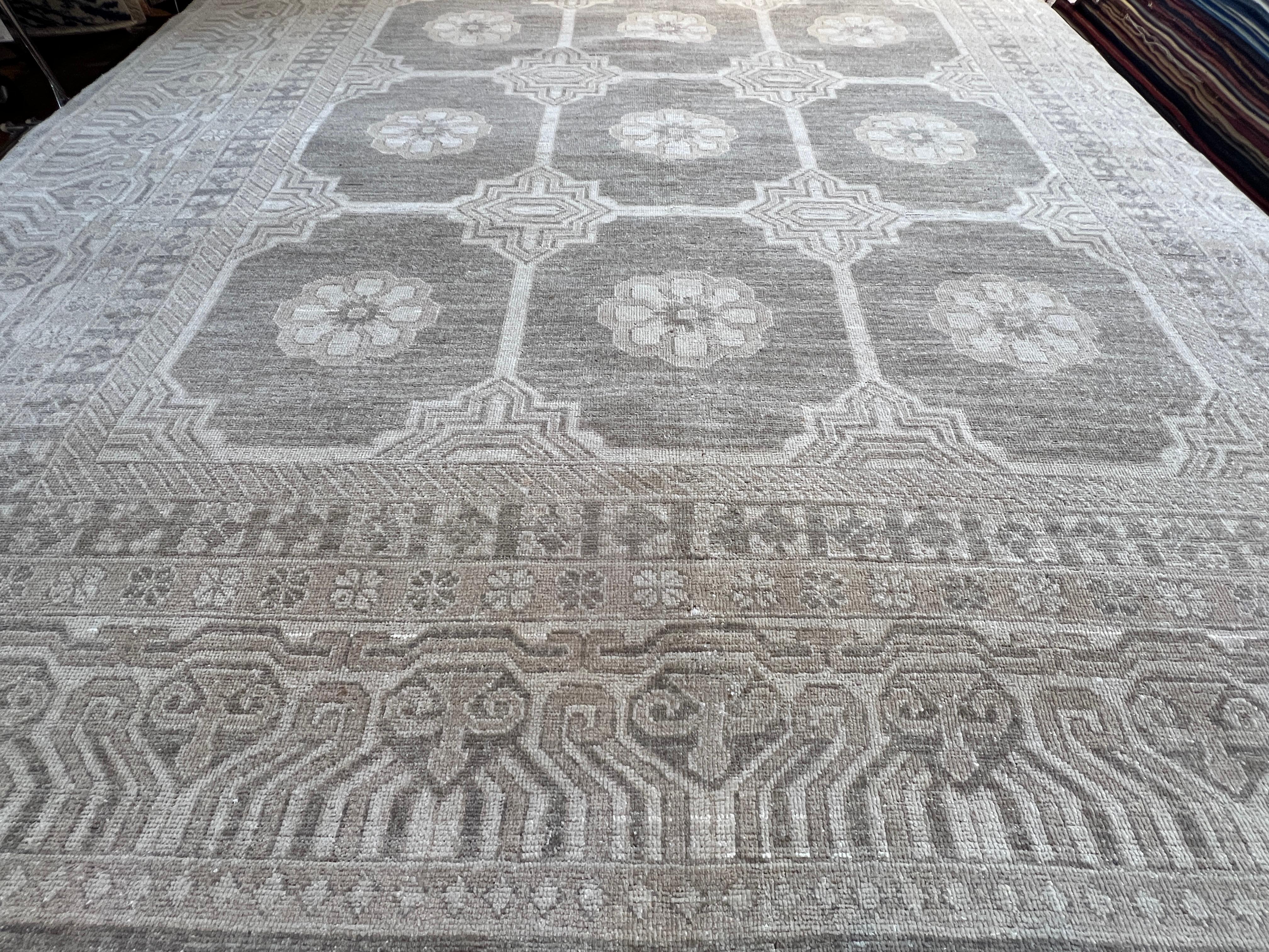 9'x12' Grey Khotan Rug In New Condition For Sale In Los Angeles, CA