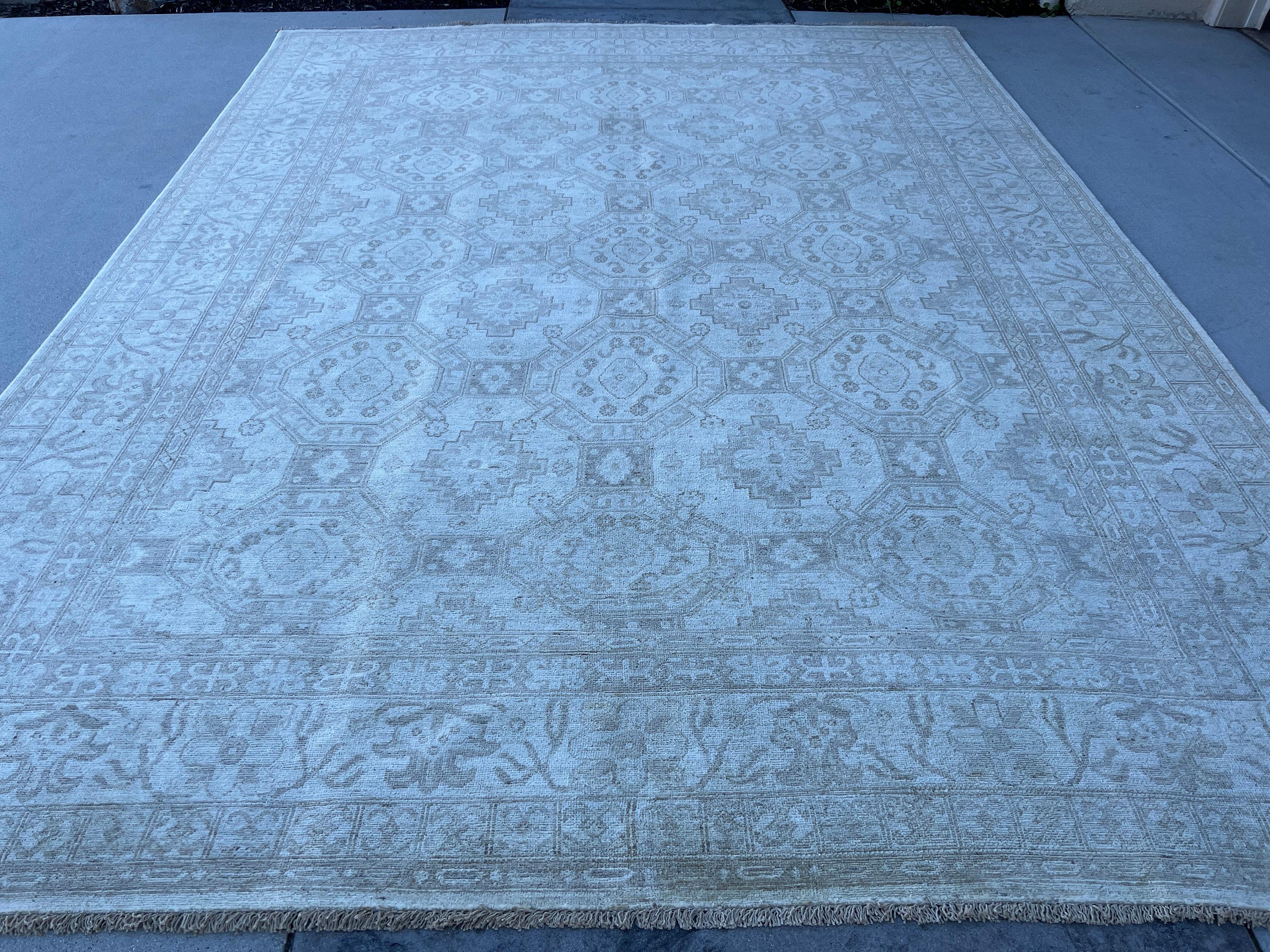 Dieser Teppich wurde aus 100 % hochwertiger, aus Afghanistan stammender Ghazni-Wolle mit einem Baumwollgrundgewebe hergestellt. Die satten Farben werden in natürliche Farbstoffe getaucht, um ein Erbstück zu schaffen, das nicht ausblutet und