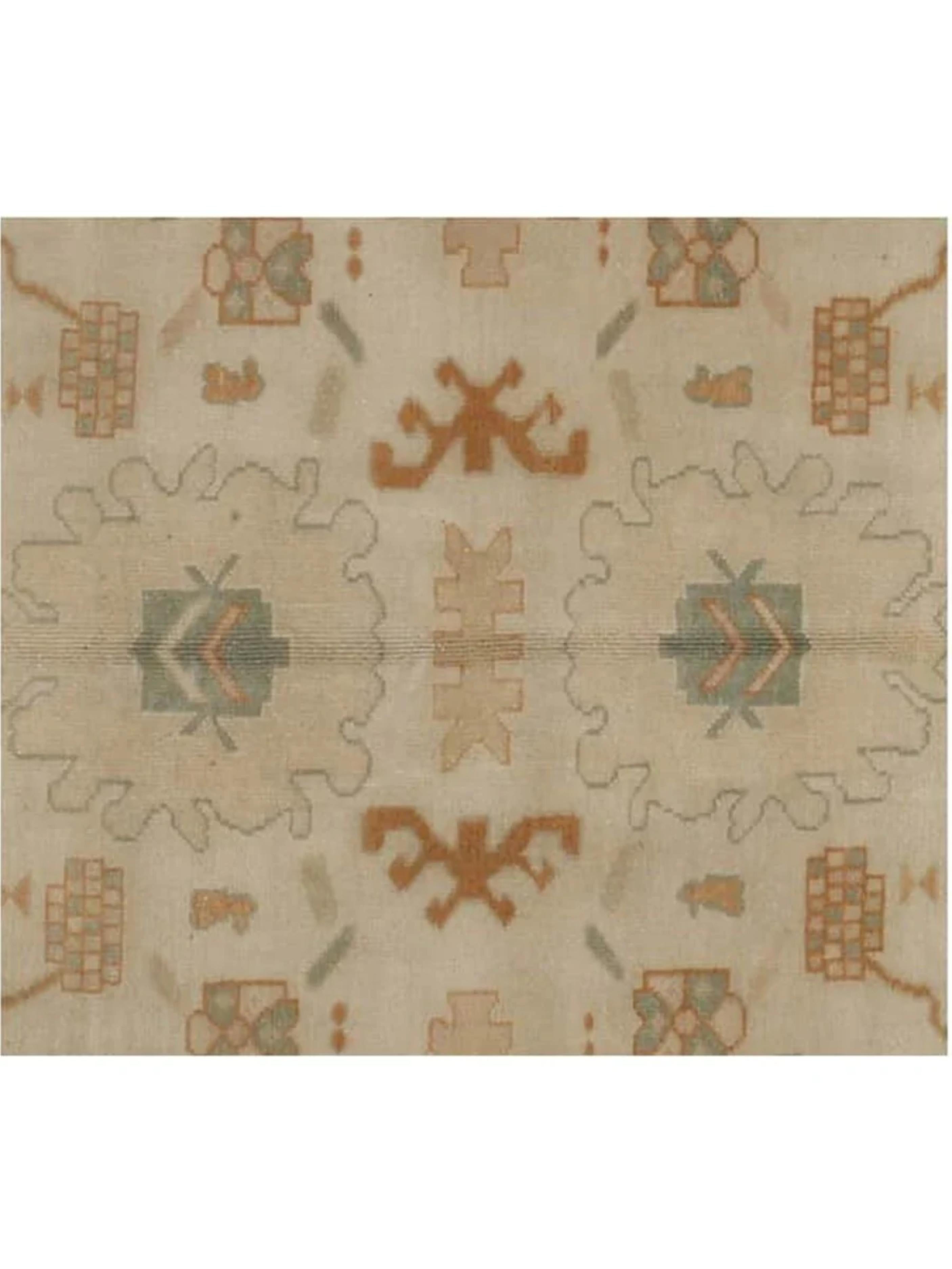 Sumerge tu espacio en la belleza y el arte intemporales de esta magnífica alfombra turca Oushak de 9x12, una pieza que refleja siglos de tradición y artesanía. Anudada a mano en Turquía, encarna las técnicas perdurables y la herencia cultural que