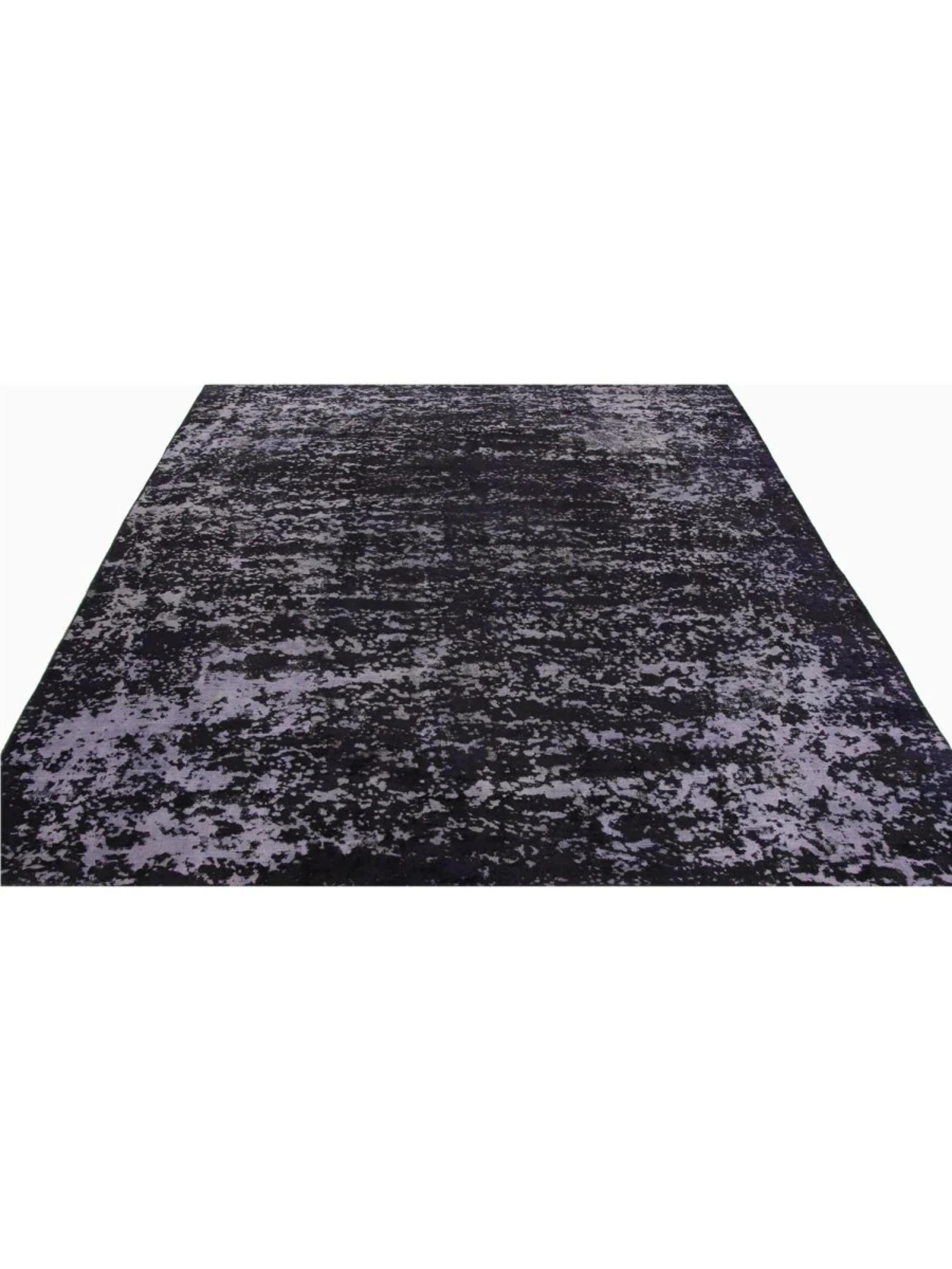 Transformez votre espace avec le tapis 4x5 Vintage Kilim Patchwork Area Rug, une pièce unique qui apporte chaleur, texture et caractère intemporel à n'importe quel espace. Fabriqué à la main à partir de laine de qualité supérieure, ce tapis exquis