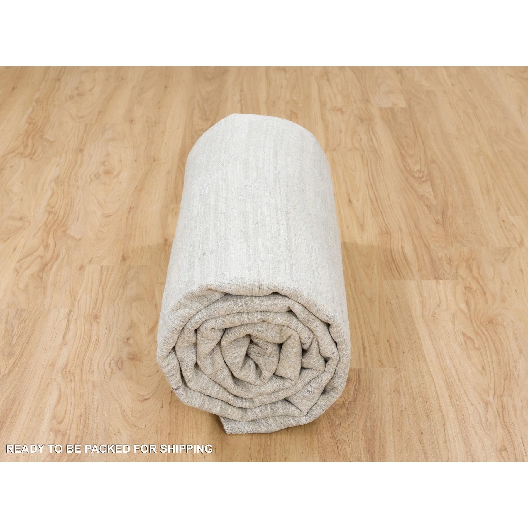 Tapis à poils coupés et bouclés gris clair moderne en laine naturelle non teintée filée à la main 9'x12'. en vente 2