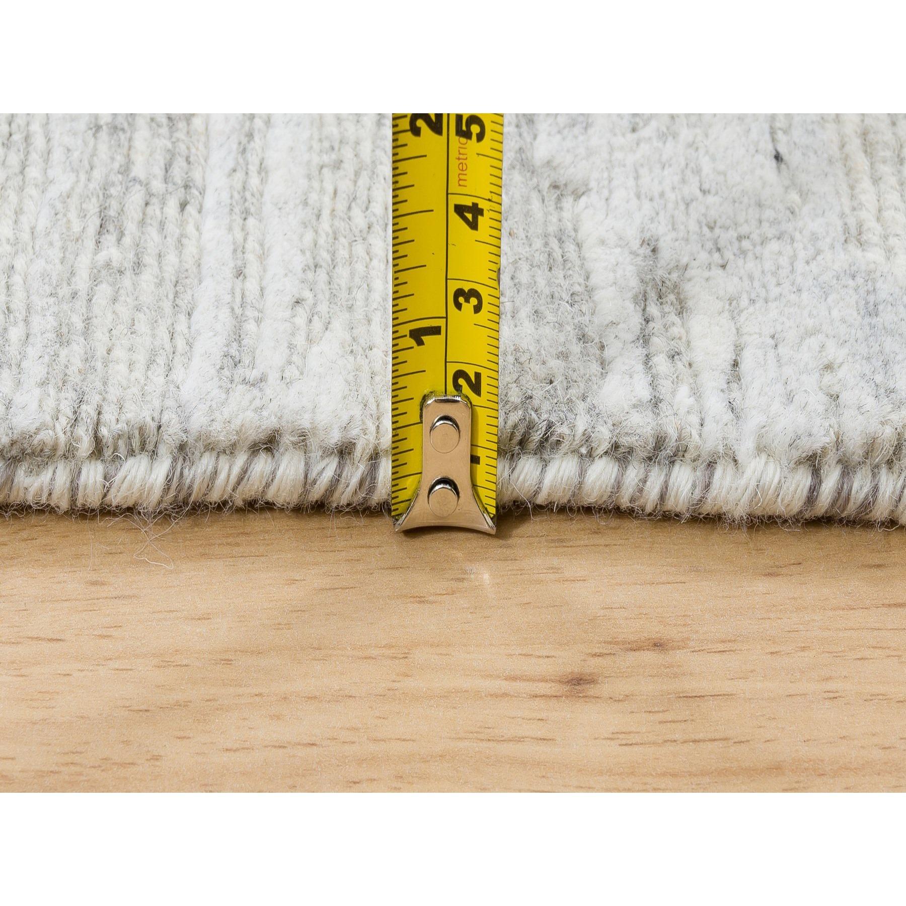 Tapis à poils coupés et bouclés gris clair moderne en laine naturelle non teintée filée à la main 9'x12'. en vente 3