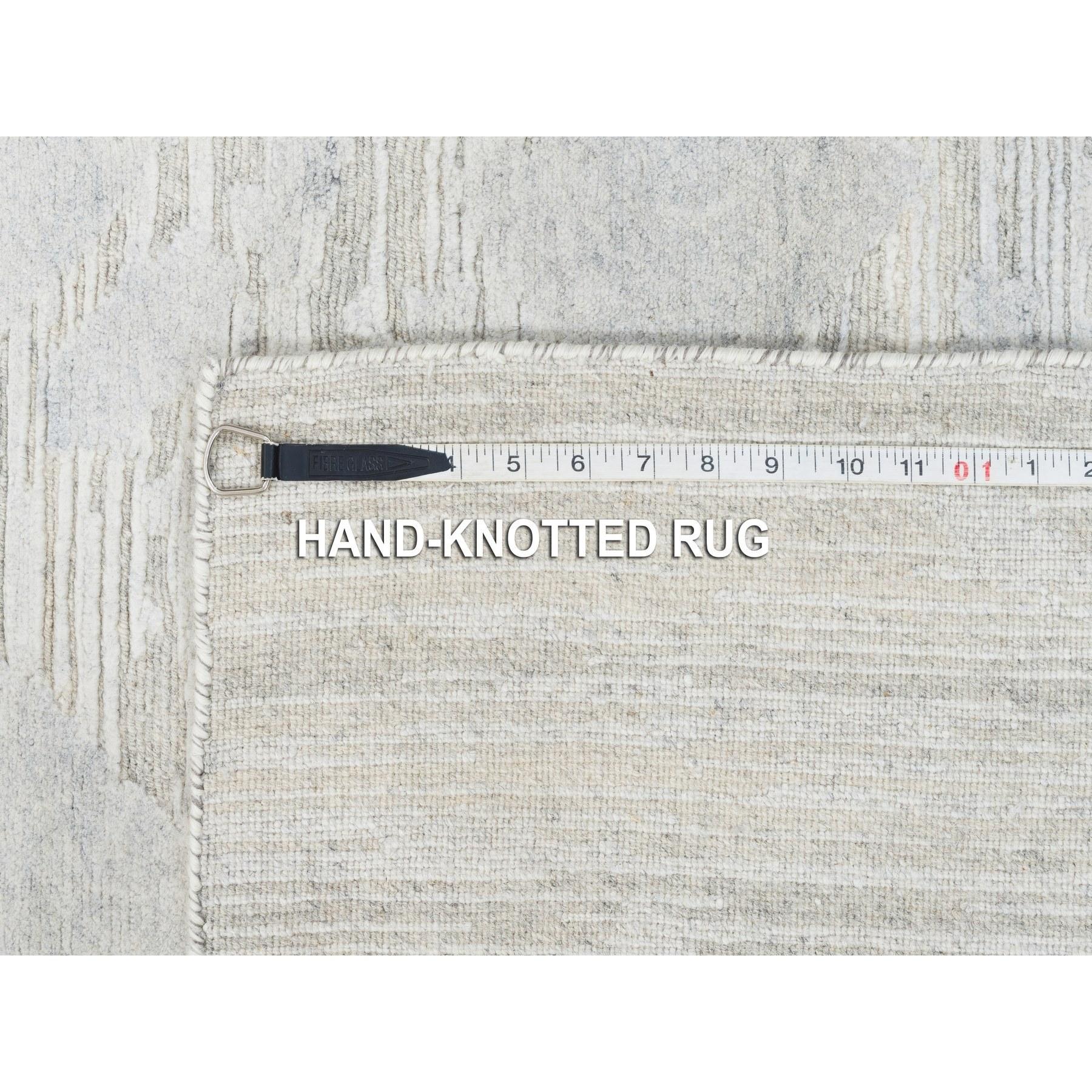 Tapis à poils coupés et bouclés gris clair moderne en laine naturelle non teintée filée à la main 9'x12'. en vente 4