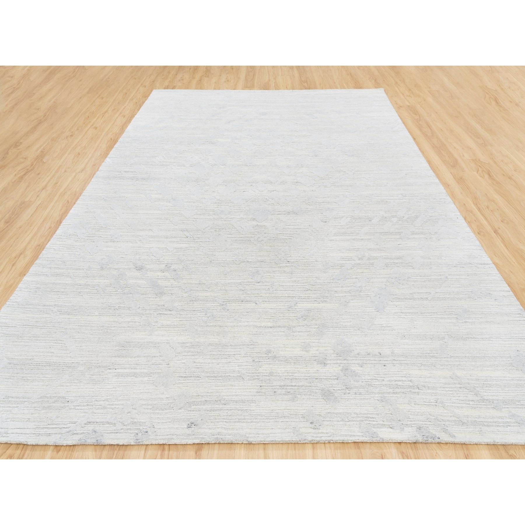 Moderne Tapis à poils coupés et bouclés gris clair moderne en laine naturelle non teintée filée à la main 9'x12'. en vente