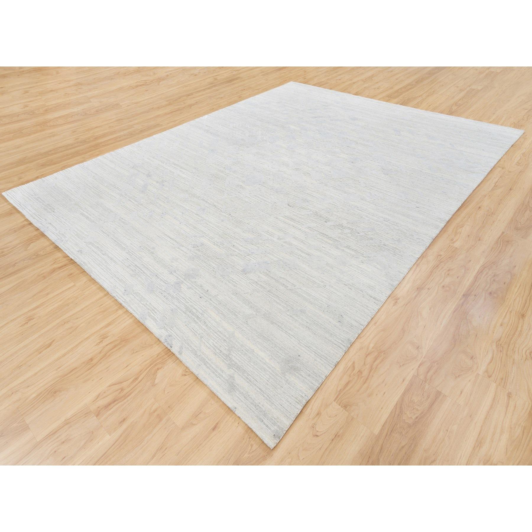 Indien Tapis à poils coupés et bouclés gris clair moderne en laine naturelle non teintée filée à la main 9'x12'. en vente