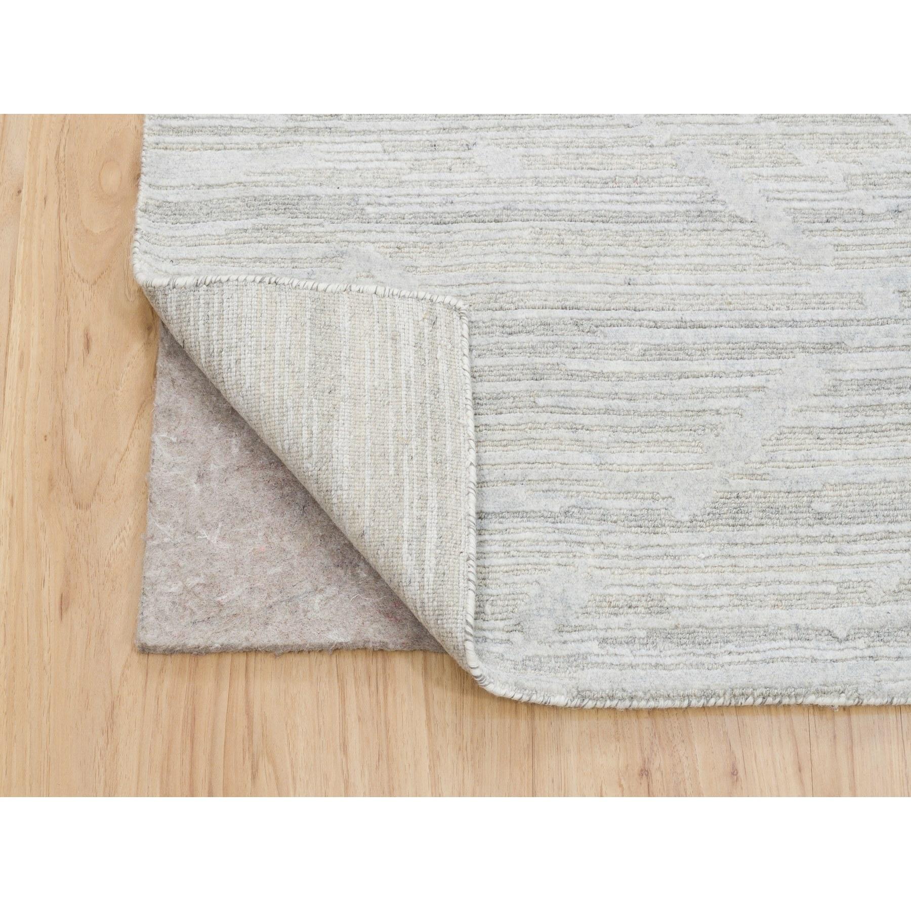 Noué à la main Tapis à poils coupés et bouclés gris clair moderne en laine naturelle non teintée filée à la main 9'x12'. en vente