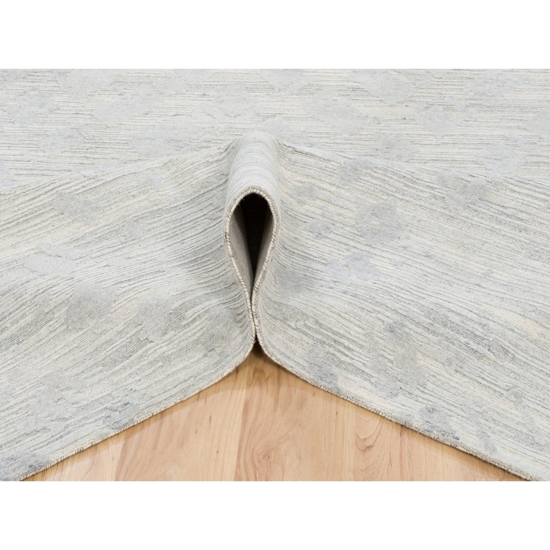 Tapis à poils coupés et bouclés gris clair moderne en laine naturelle non teintée filée à la main 9'x12'. Neuf - En vente à Carlstadt, NJ