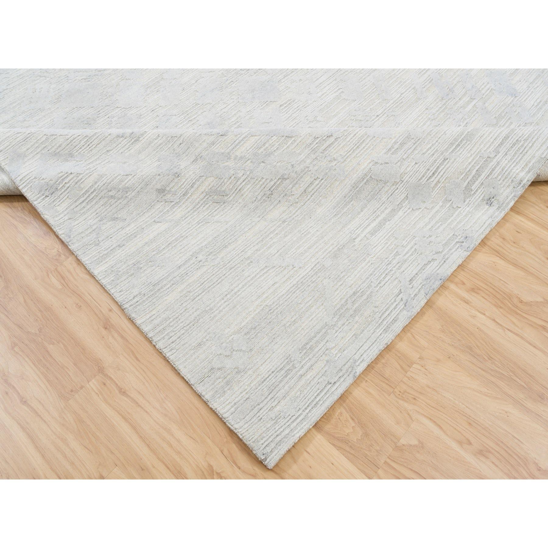 XXIe siècle et contemporain Tapis à poils coupés et bouclés gris clair moderne en laine naturelle non teintée filée à la main 9'x12'. en vente