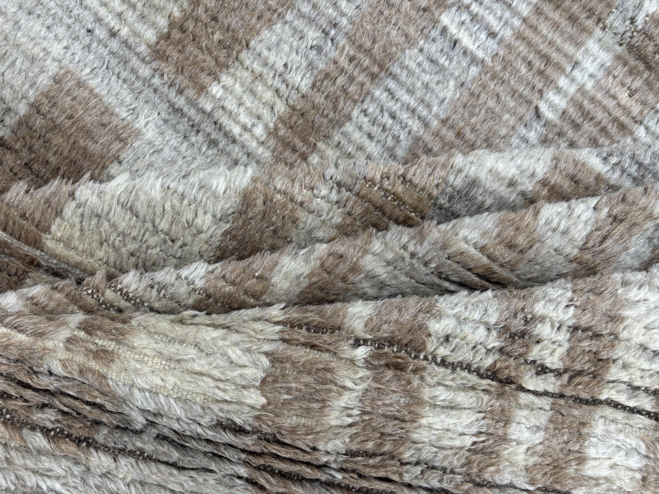 Rehaussez votre espace de vie avec le charme exquis de ce nouveau tapis moderne noué à la main en style berbère marocain Beni Ourain, fabriqué avec précision et soin à partir de 100 % de laine. Combinant l'attrait du style marocain avec des