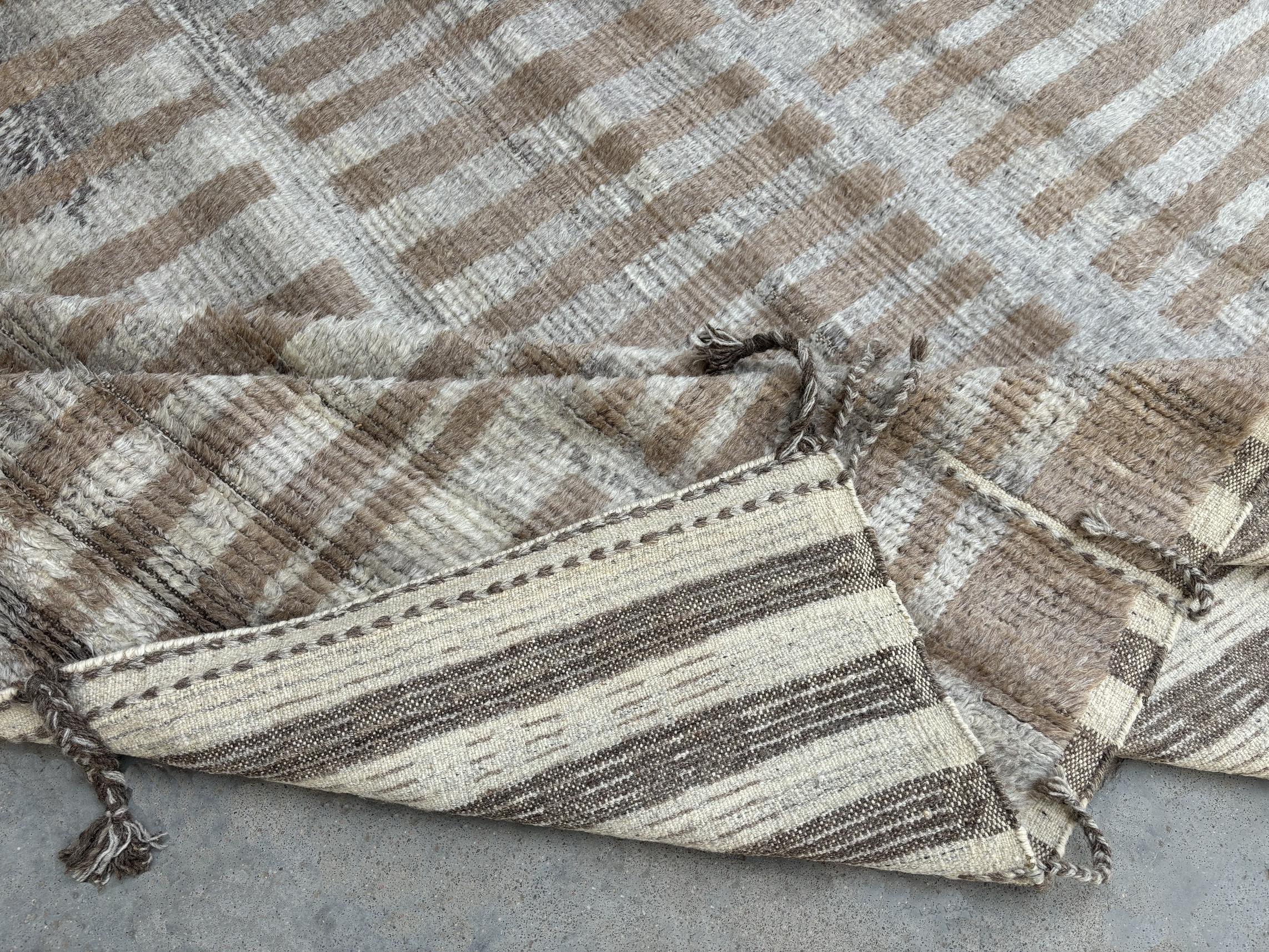 Moderne Tapis marocain fait main de 9'x12'. 100% Laine naturelle. Options sur-mesure disponibles en vente